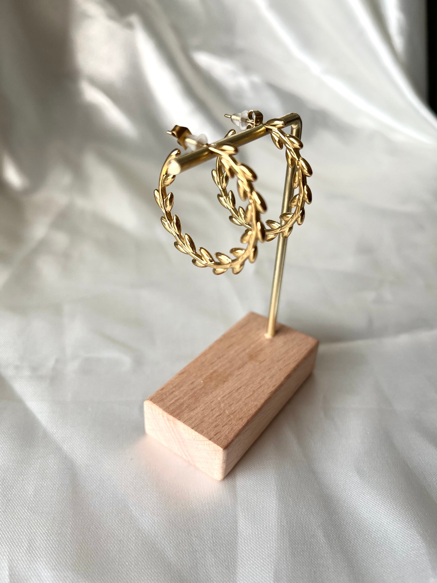 Boucles d’oreilles anneaux doré feuillage Woola