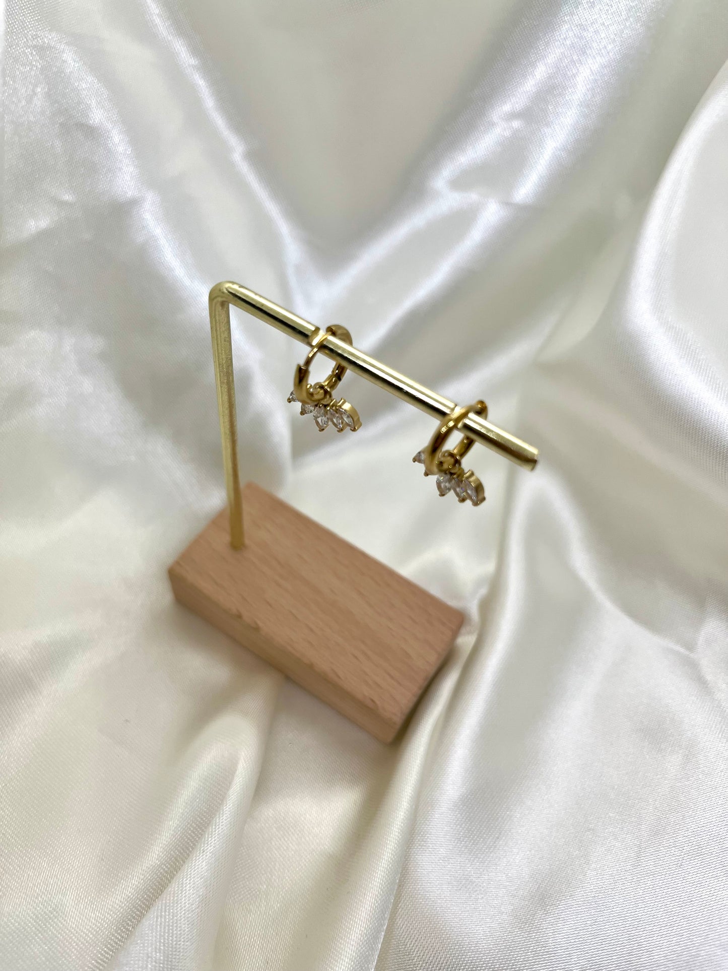 Boucles d’oreilles dorées et strass