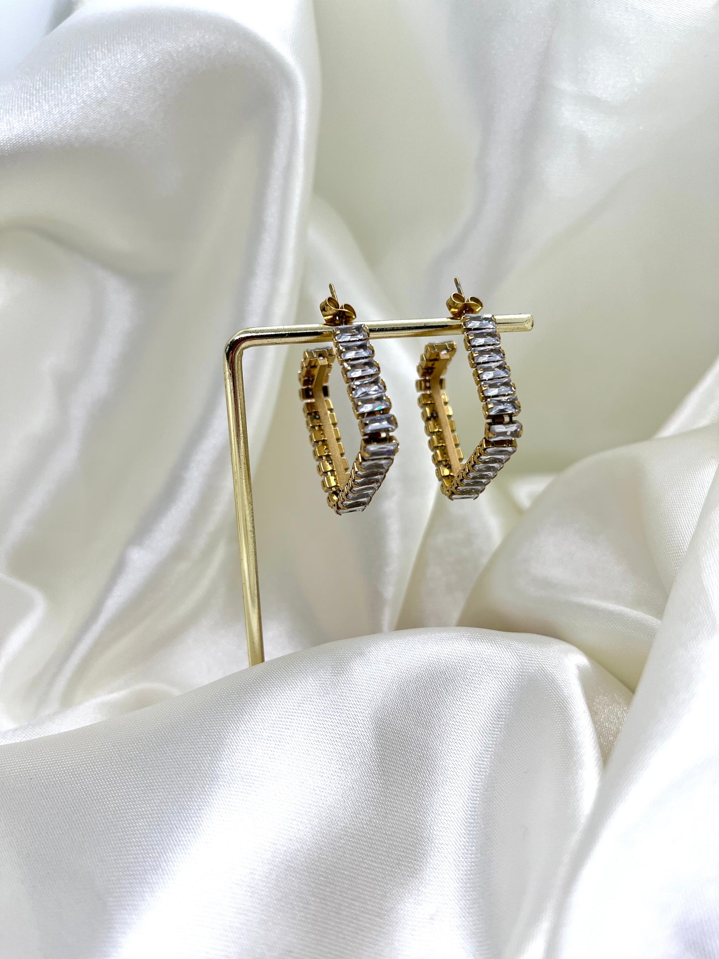 Boucles d’oreilles carré doré et strass Aurore