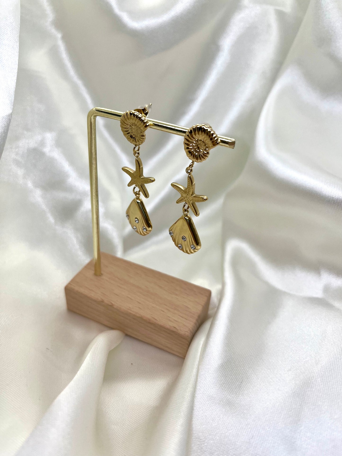 Boucles d’oreilles coquillages dorés et strass