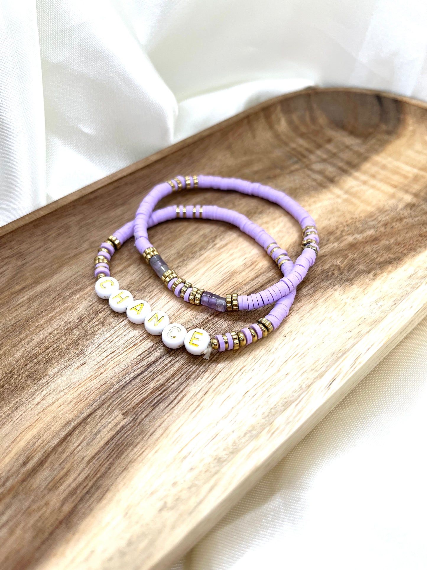 Bracelets en perles lila, blanc et doré Chance