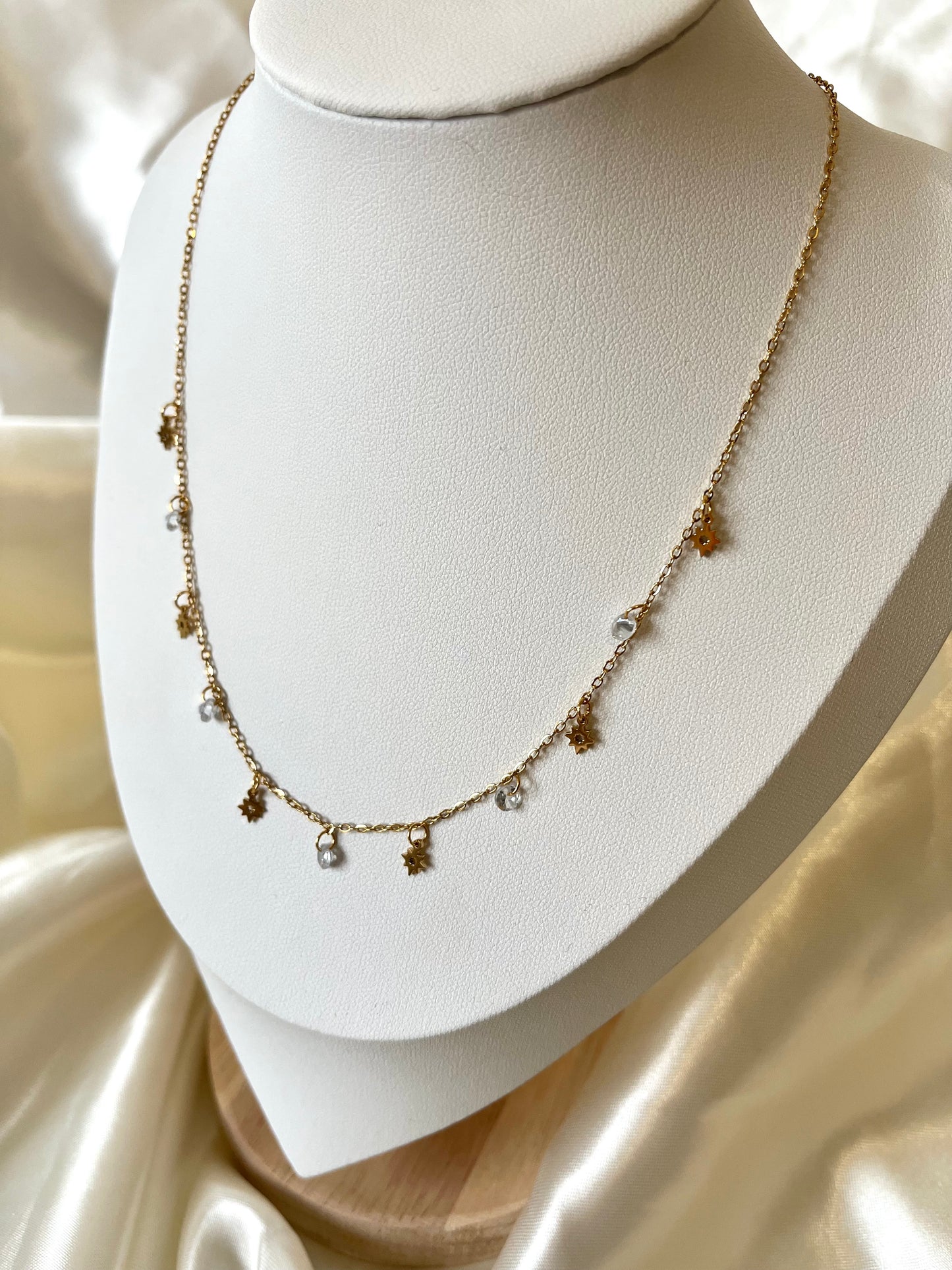 Collier doré et pendentifs
