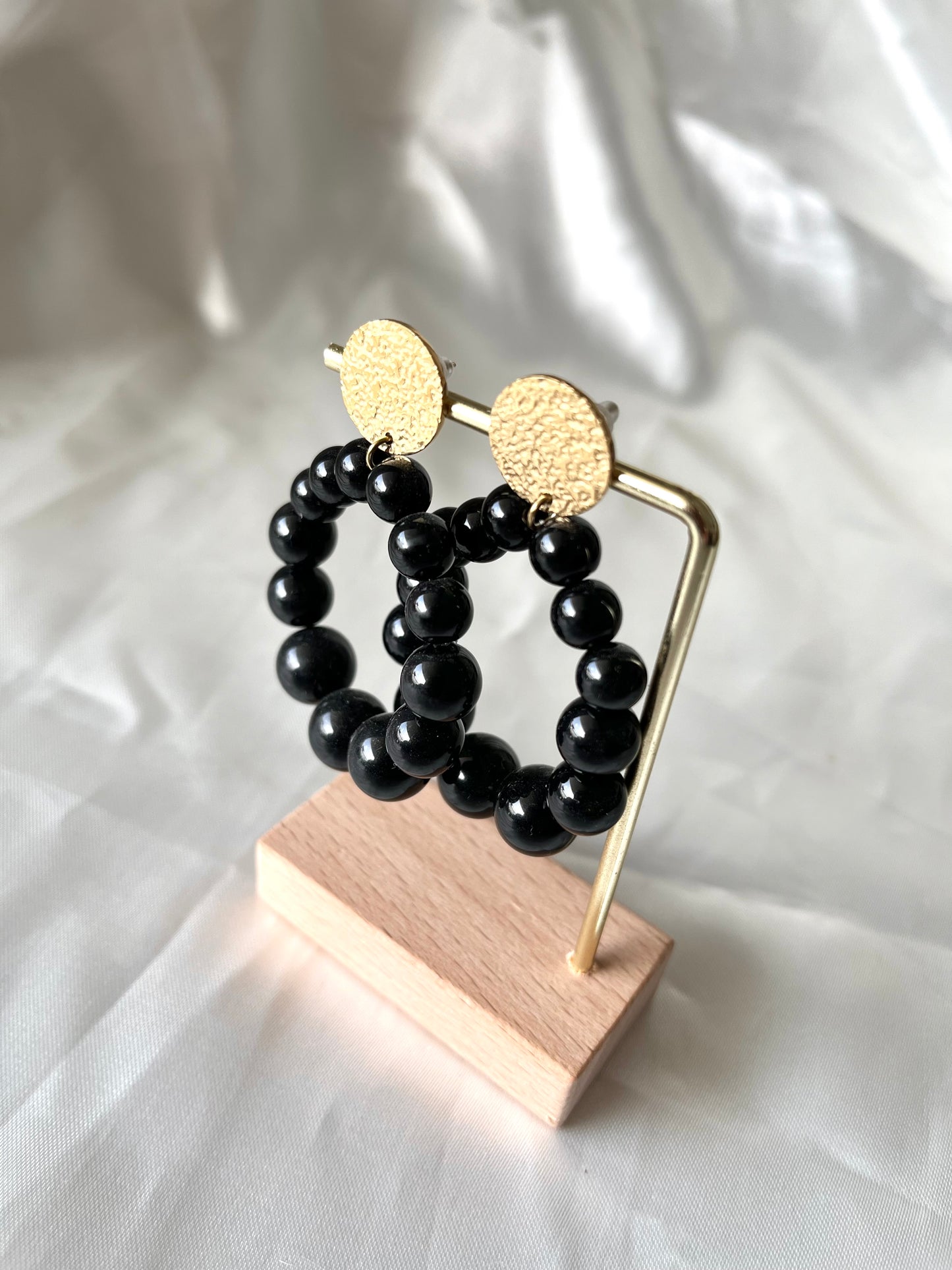 Boucles d’oreilles doré et perles noires Famon