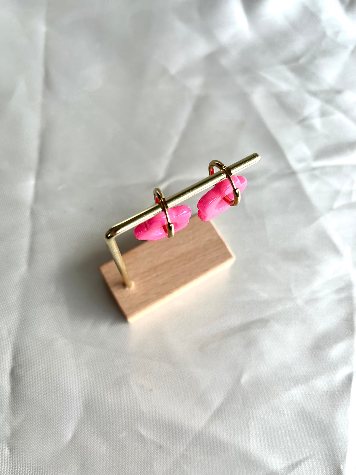 Boucles d’oreilles doré et fleur rose fuschia