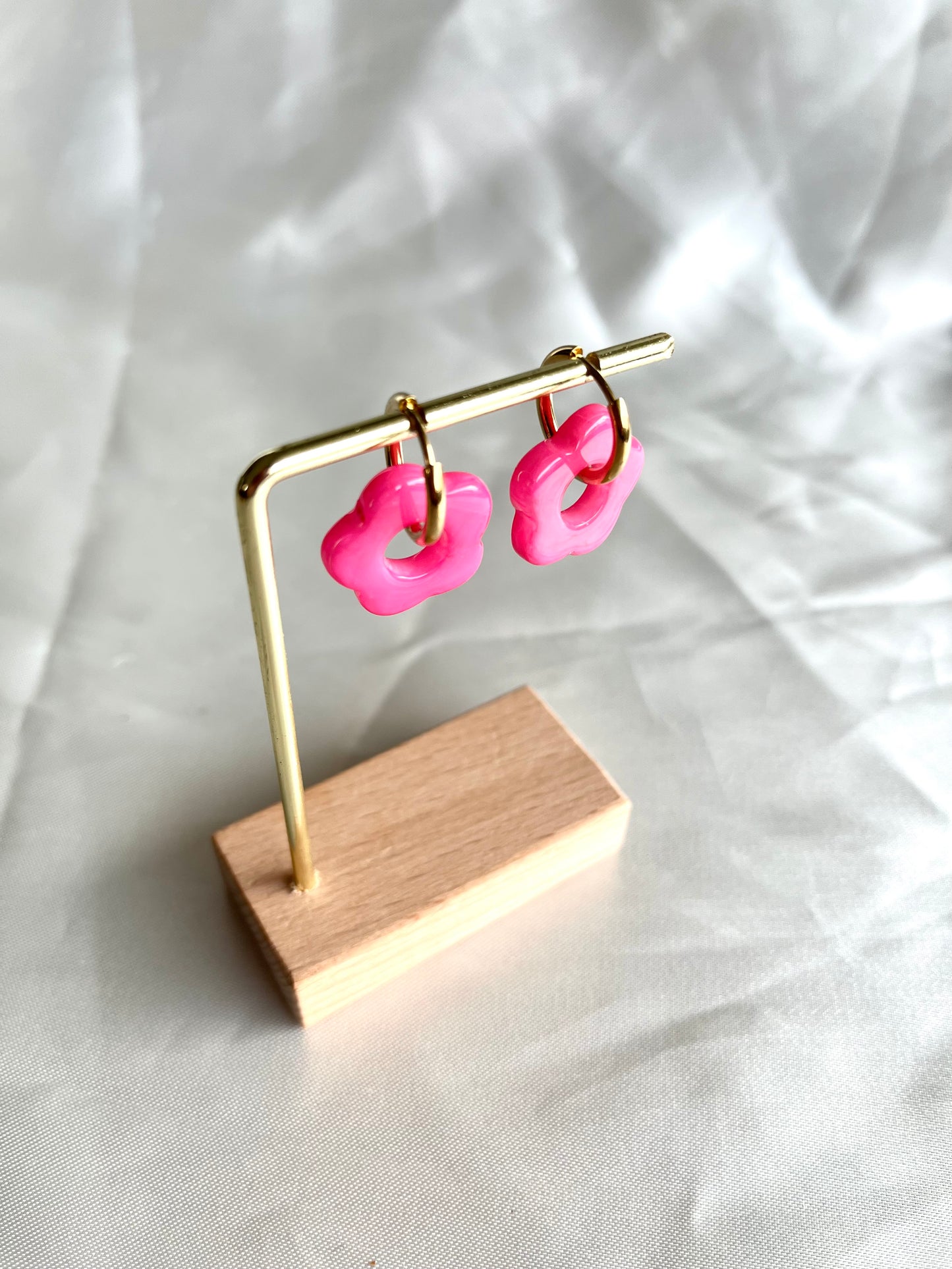 Boucles d’oreilles doré et fleur rose fuschia