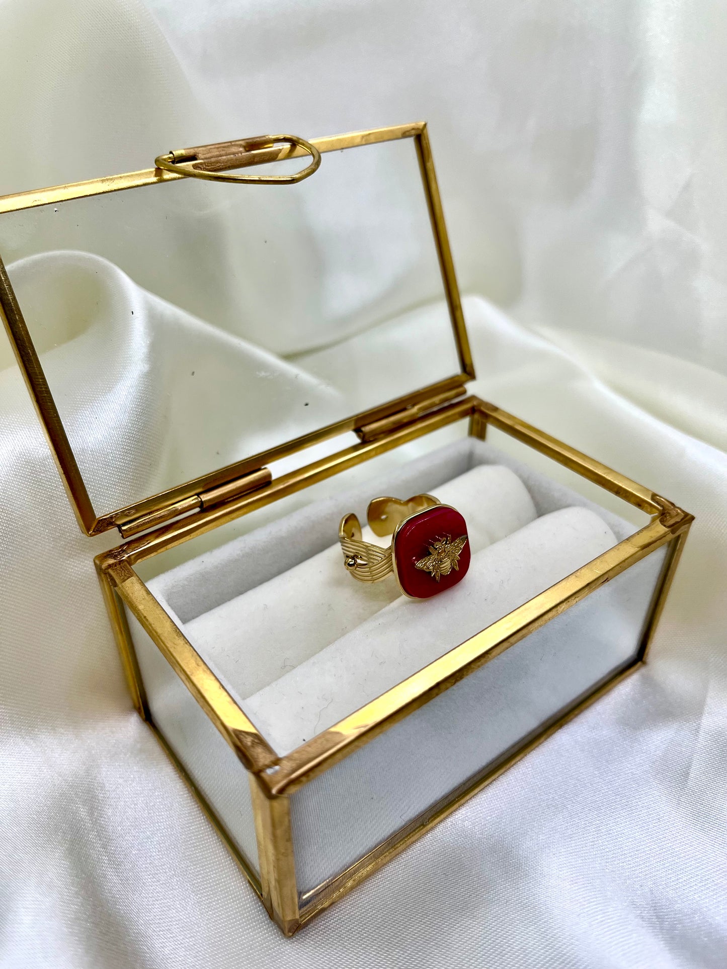 Bague dorée et rose carrée abeille