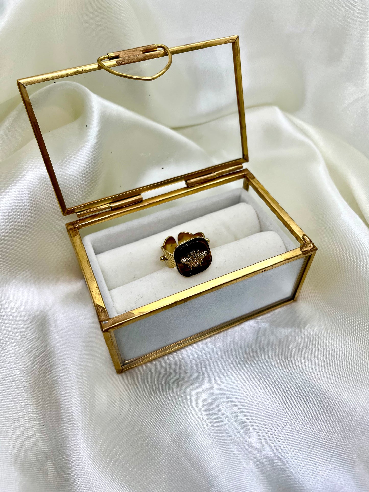 Bague dorée et marron carrée abeille