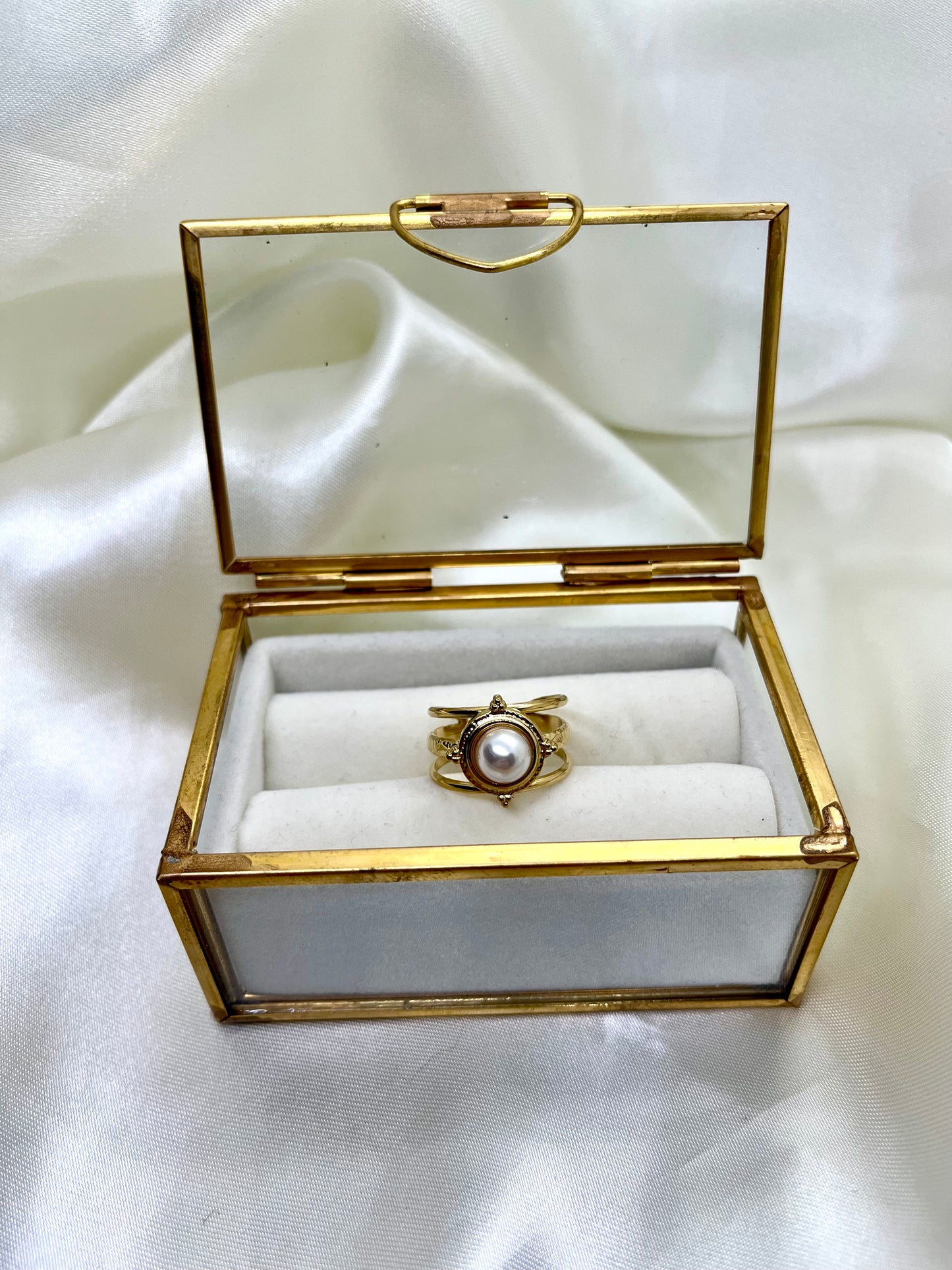 Bague dorée et nacrée