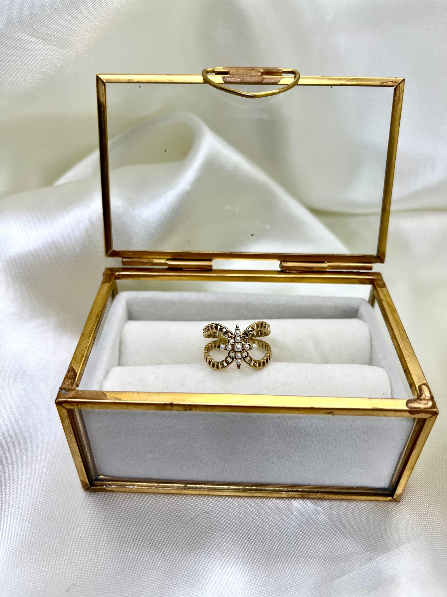 Bague dorée et strass