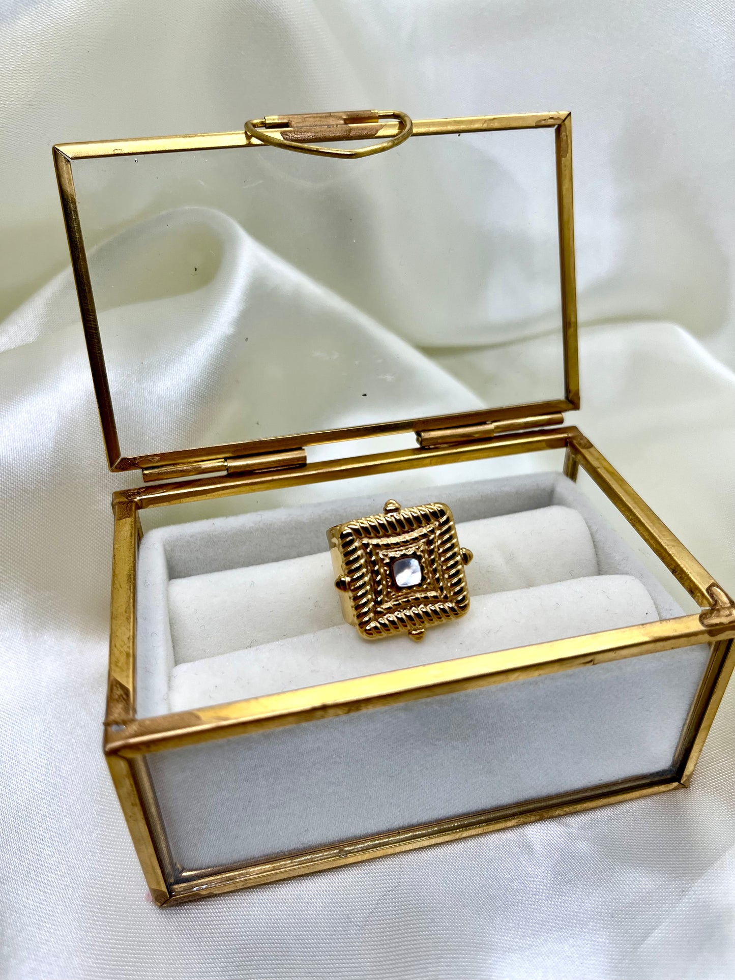 Bague carrée dorée et strass