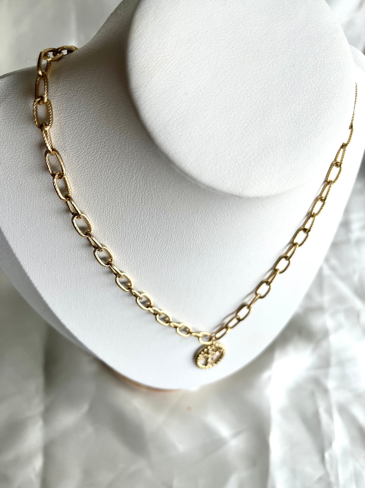 Collier doré et strass croix