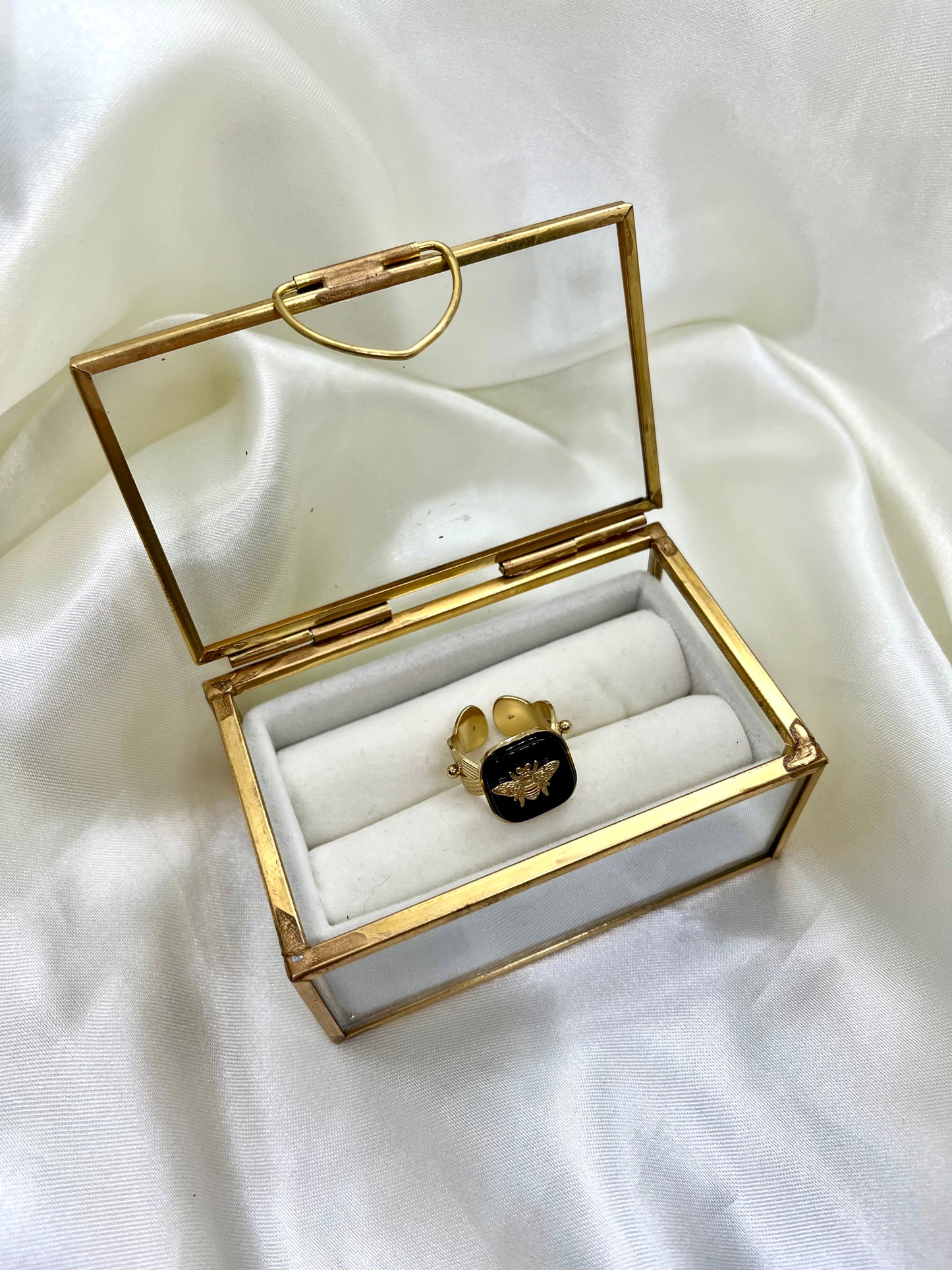 Bague carrée dorée et noire abeille