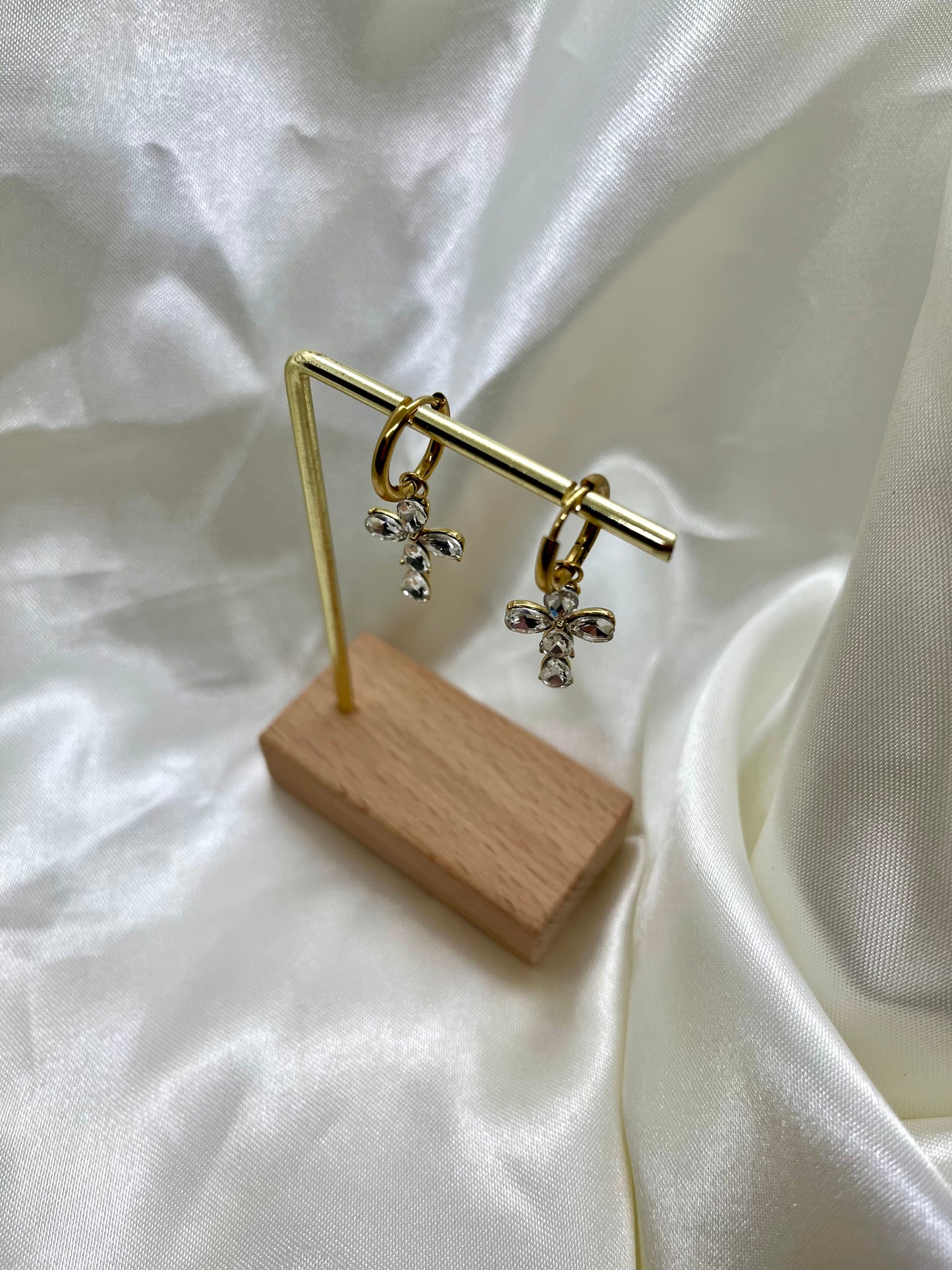 Boucles d’oreilles dorées croix strass