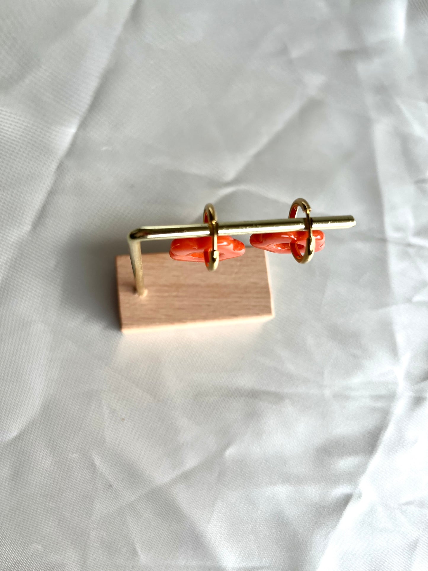 Boucles d’oreilles doré et fleur orange
