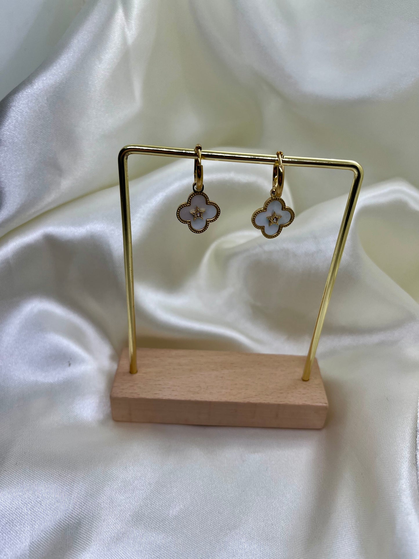 Boucles d’oreilles trèfle doré et nacré