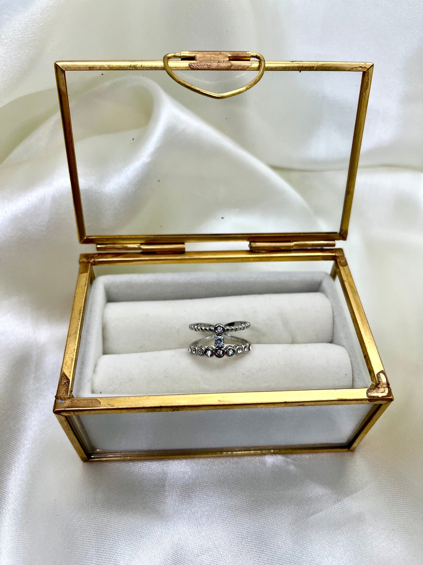 Bague argentée et strass