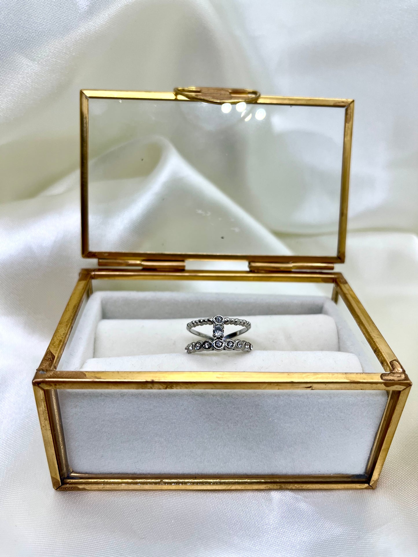 Bague argentée et strass