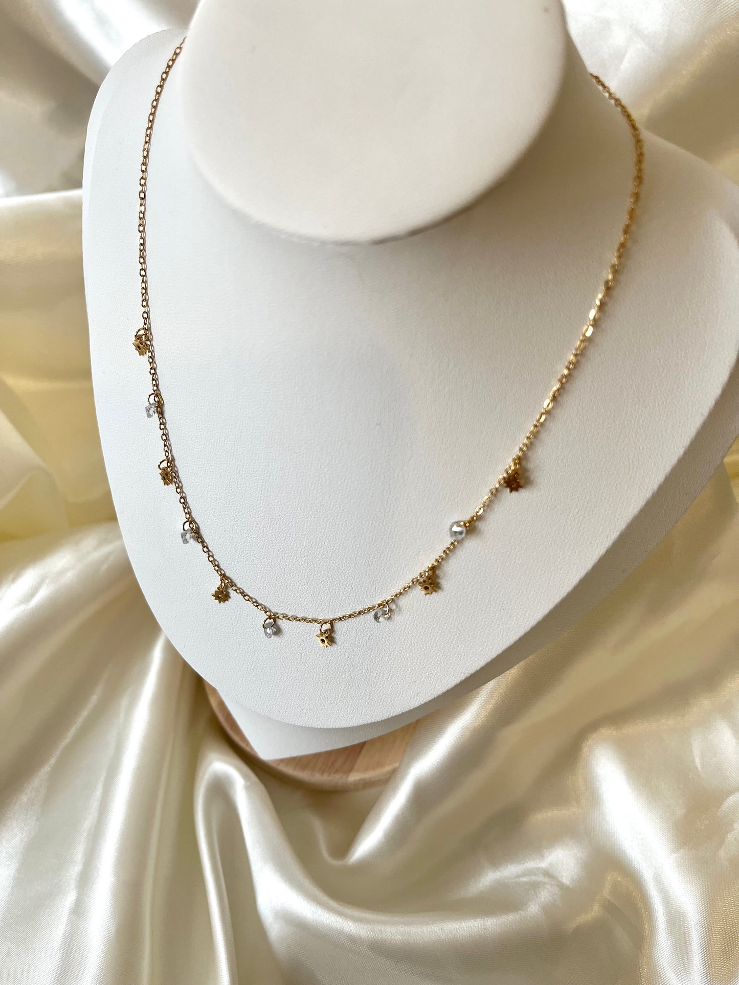 Collier doré et pendentifs