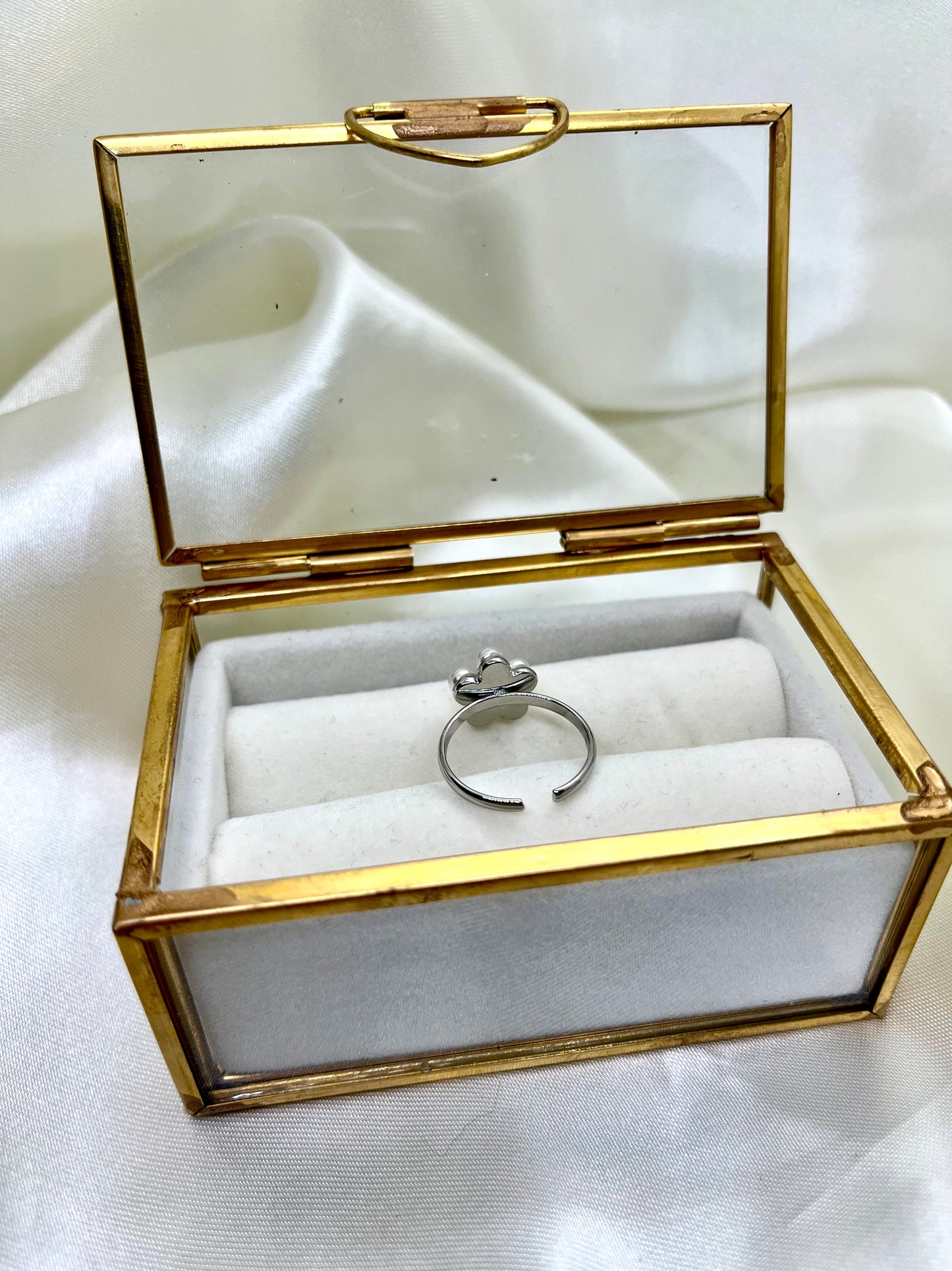Bague argentée et fleur nacrée