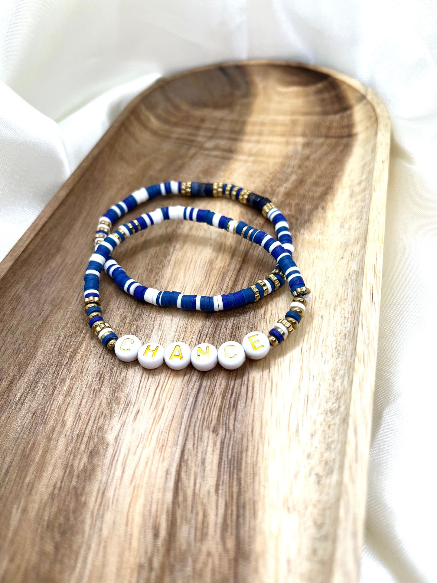 Bracelets en perles bleu, blanc et doré Chance