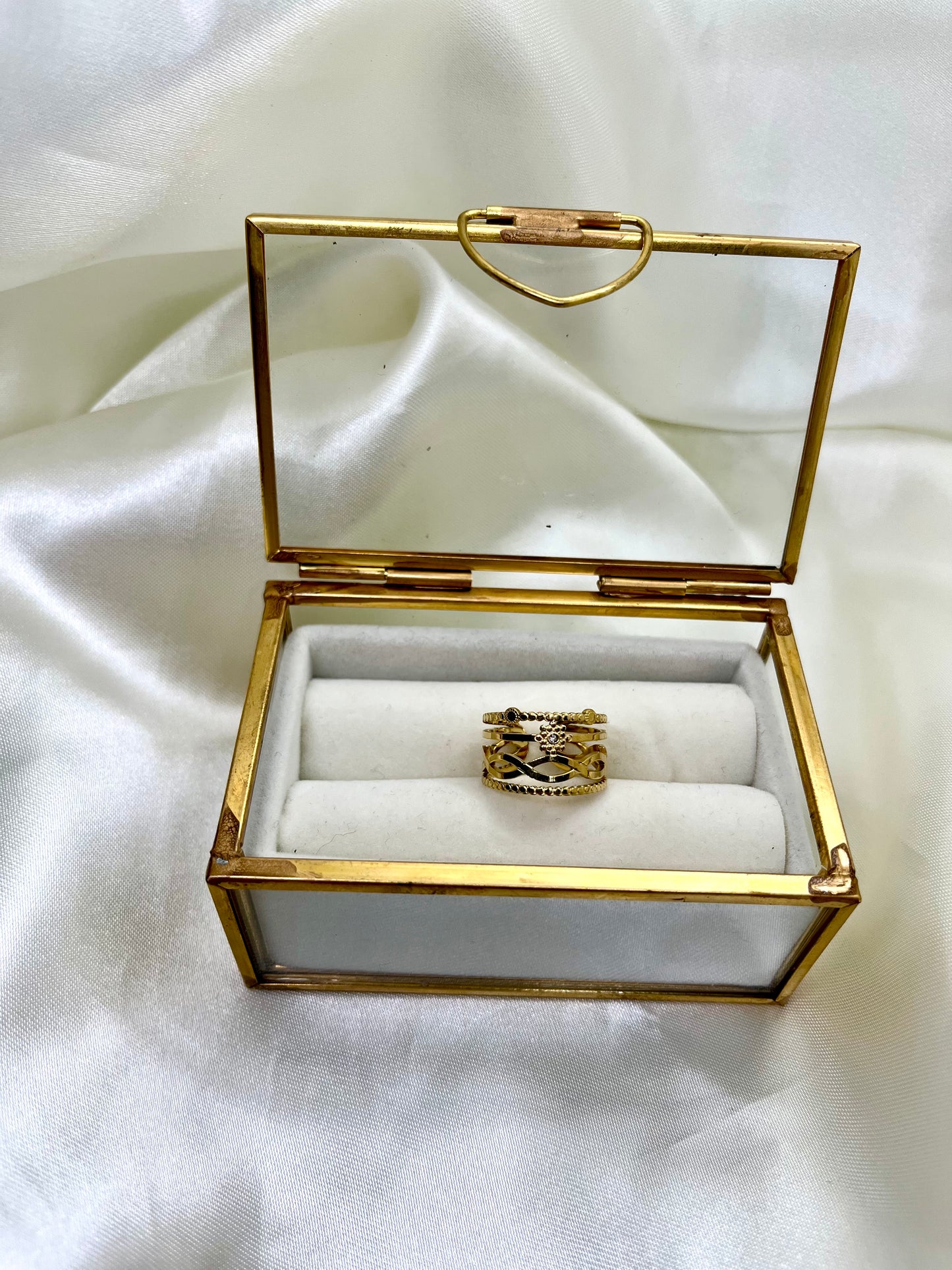 Bague dorée et strass