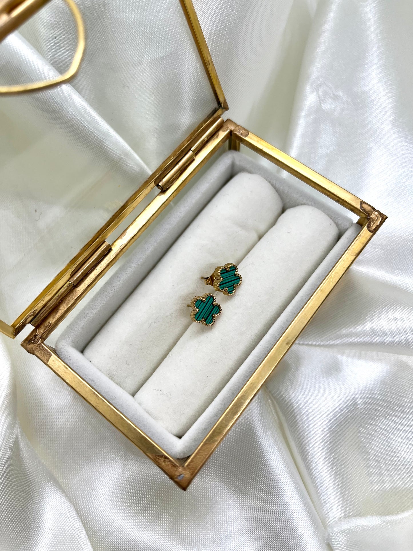 Boucles d’oreilles doré petites fleurs vertes