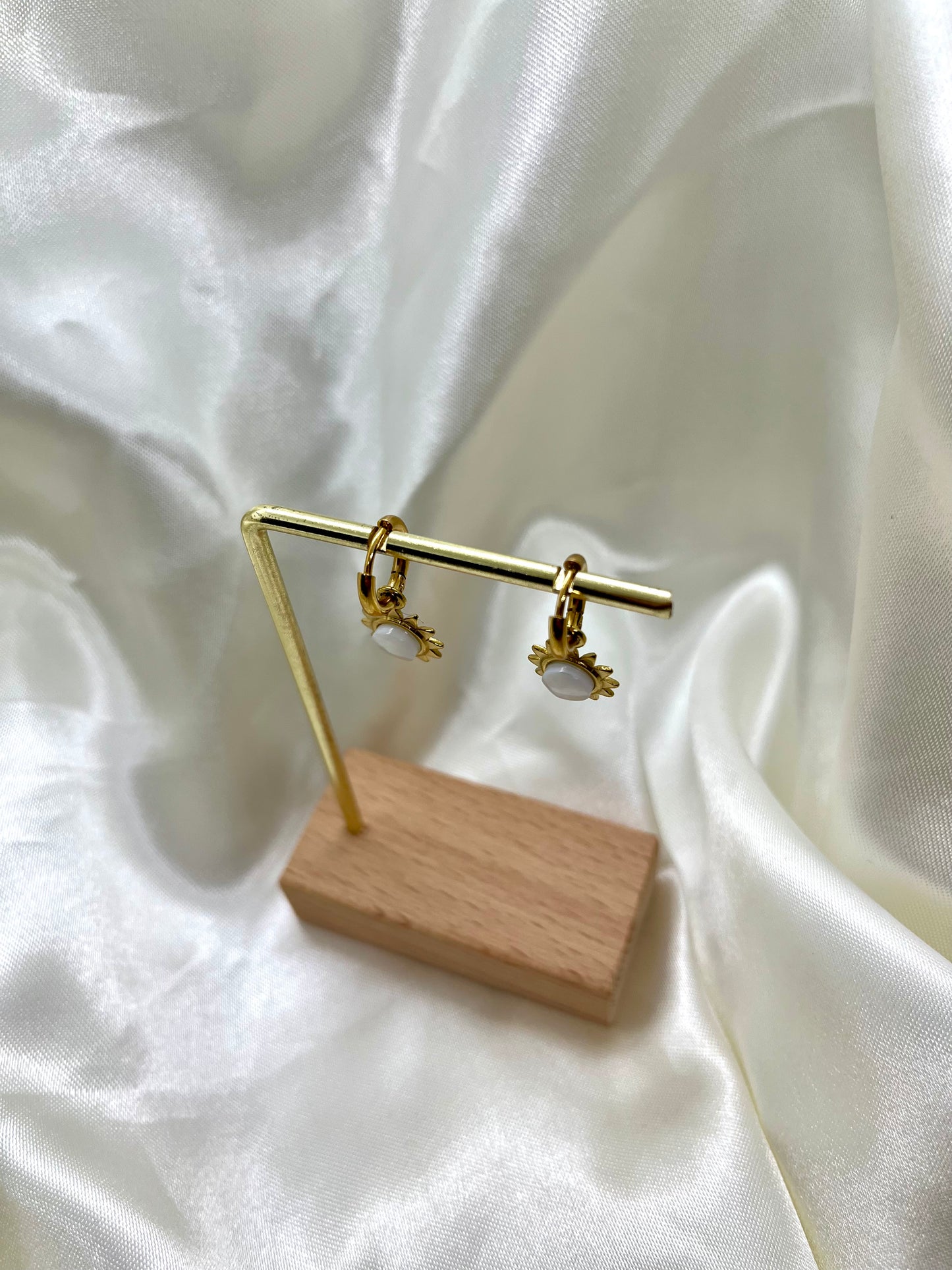 Boucles d’oreilles soleil doré et blanc