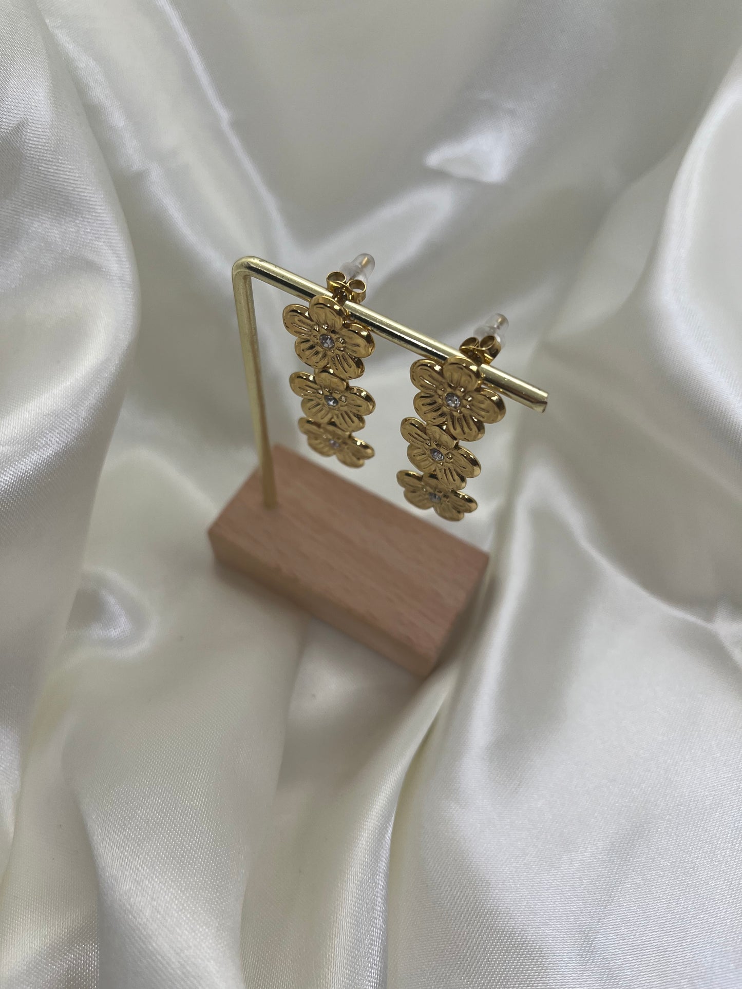 Boucles d’oreilles fleurs dorées et strass