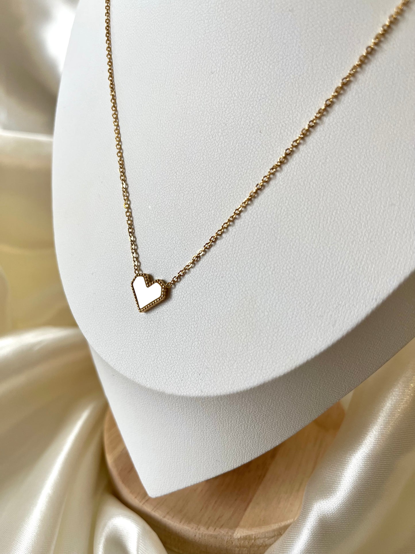 Collier doré cœur nacré