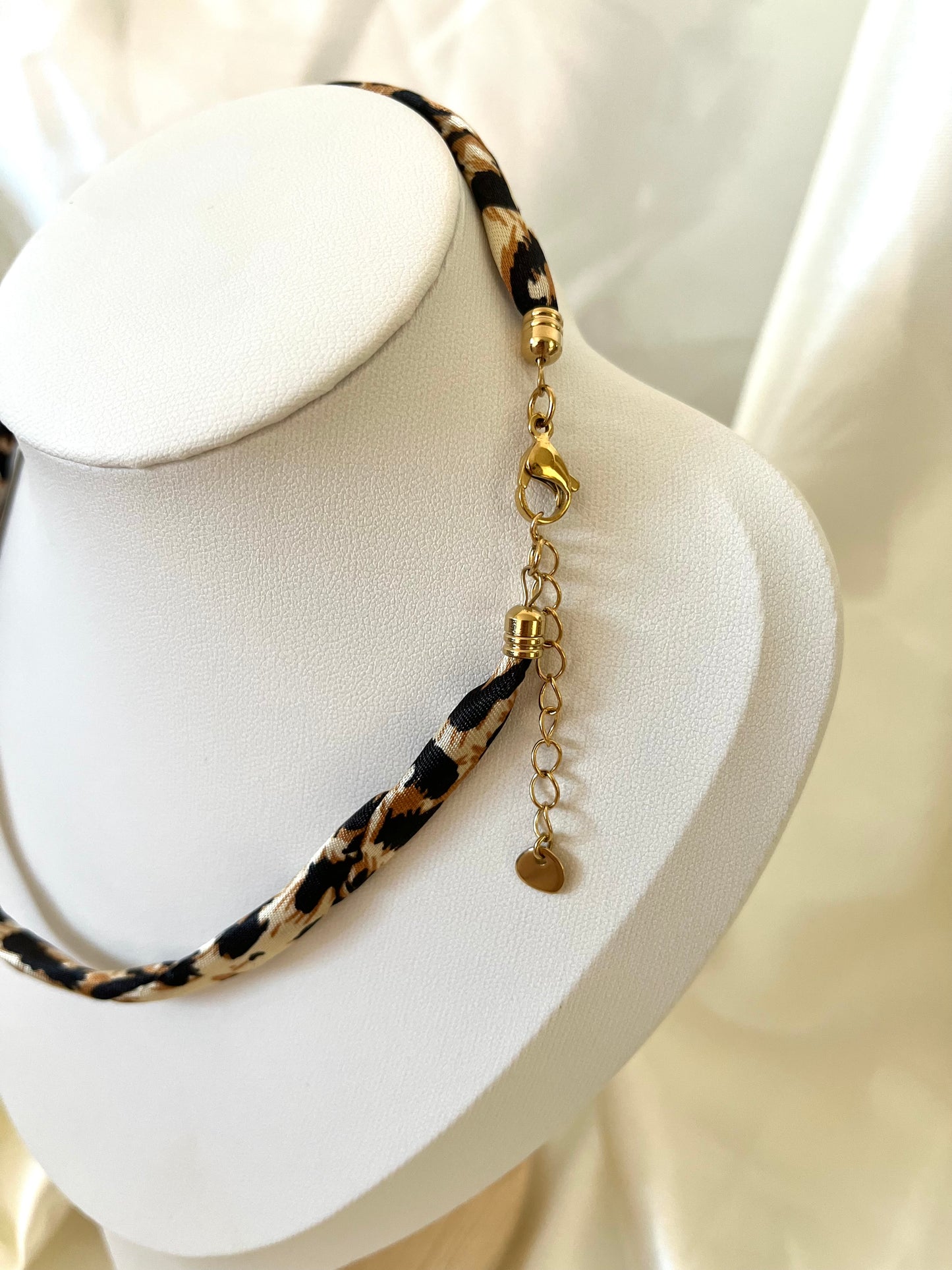 Collier léopard et pièce romaine