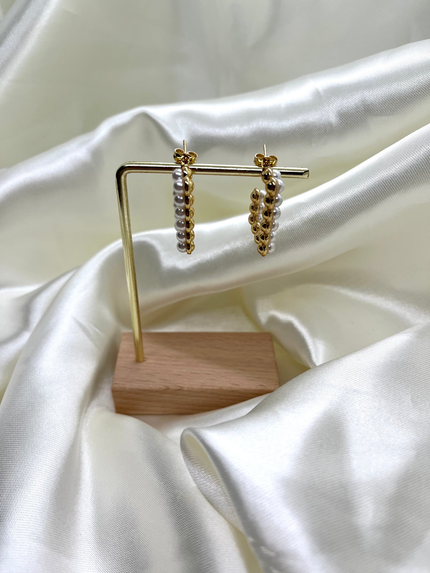 Boucles d’oreilles doré et boules nacré