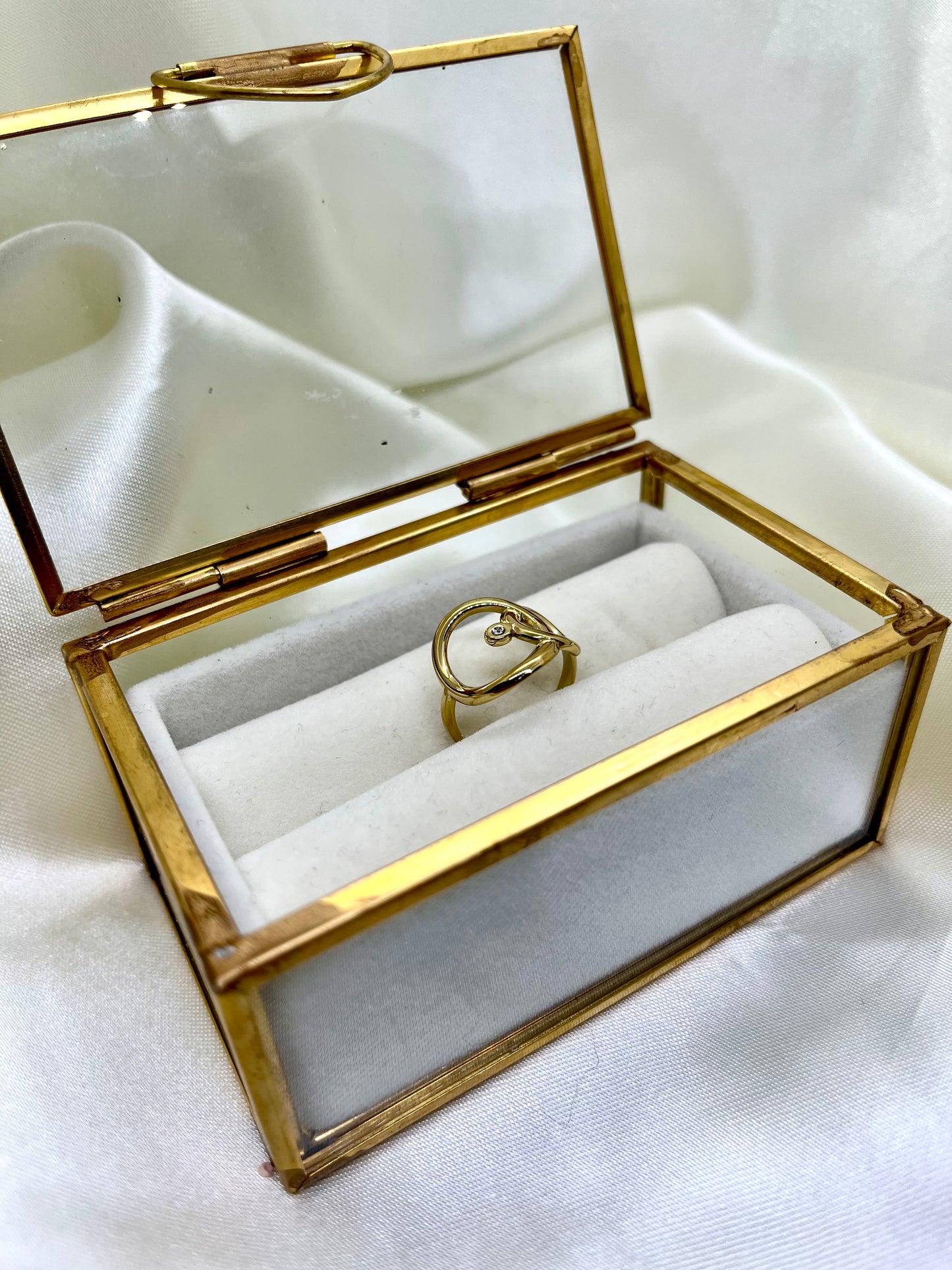 Bague dorée et strass ovale