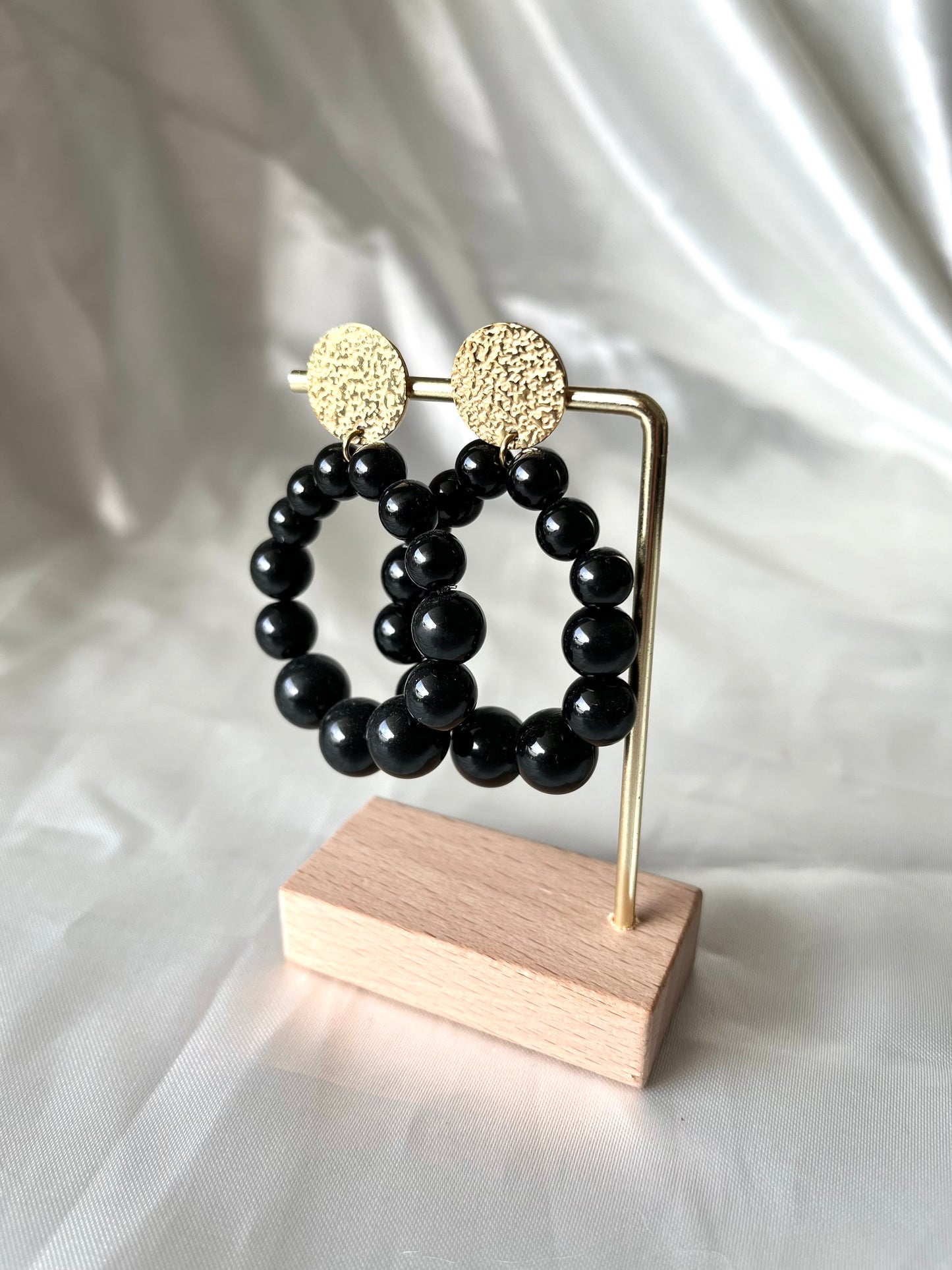 Boucles d’oreilles doré et perles noires Famon