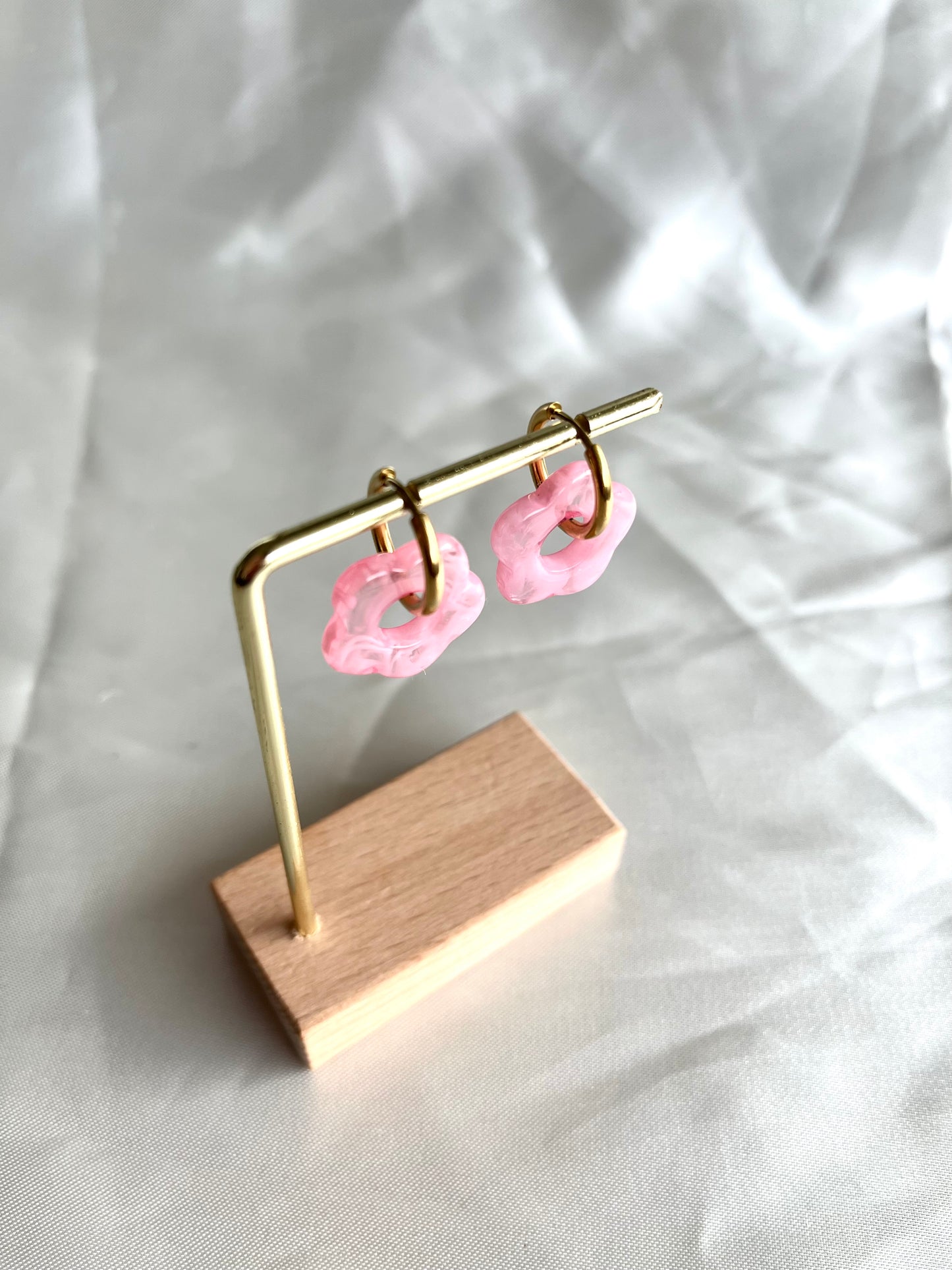 Boucles d’oreilles doré et fleur rose pâle