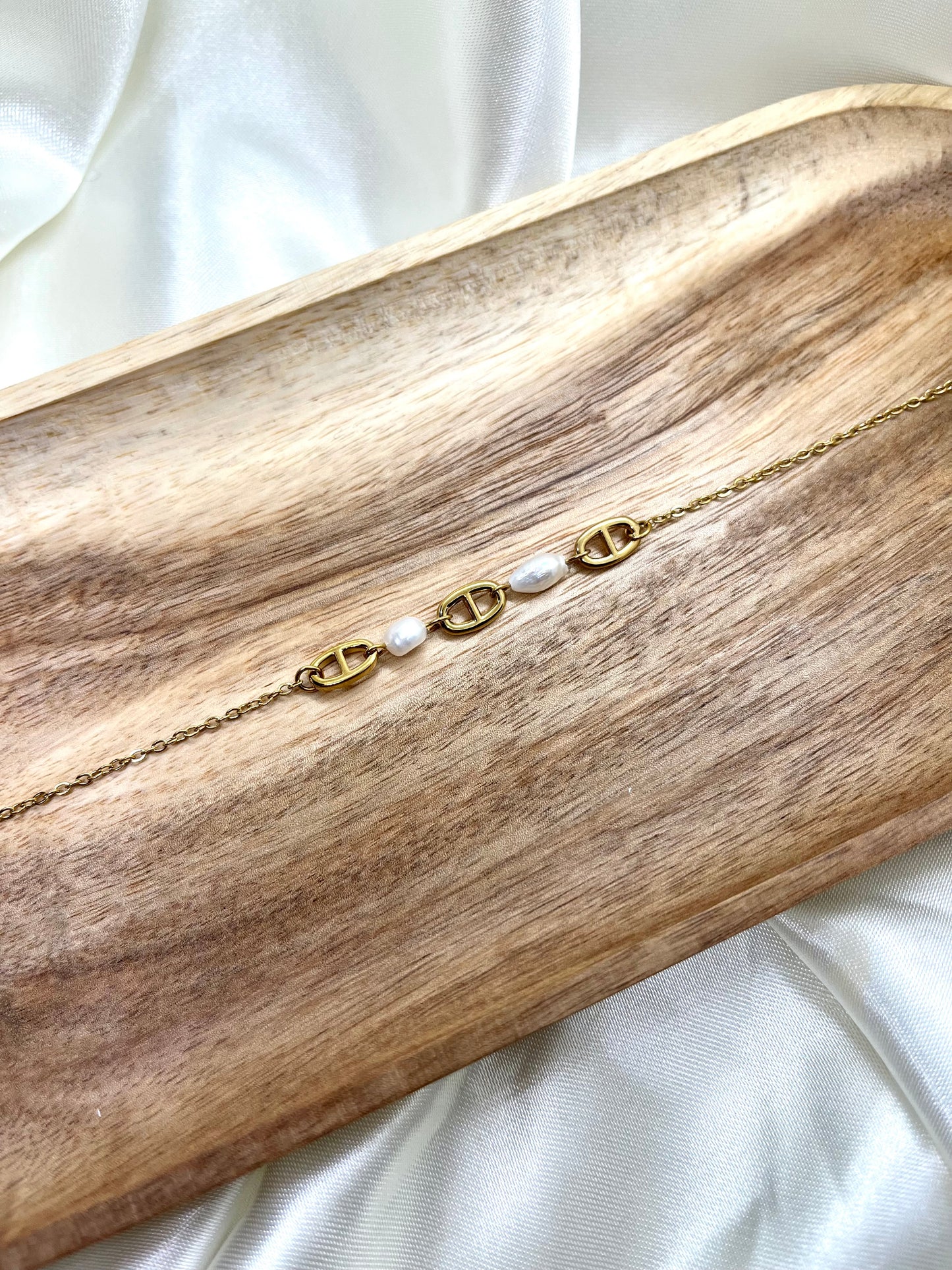 Bracelet doré, maille marine et boules nacré