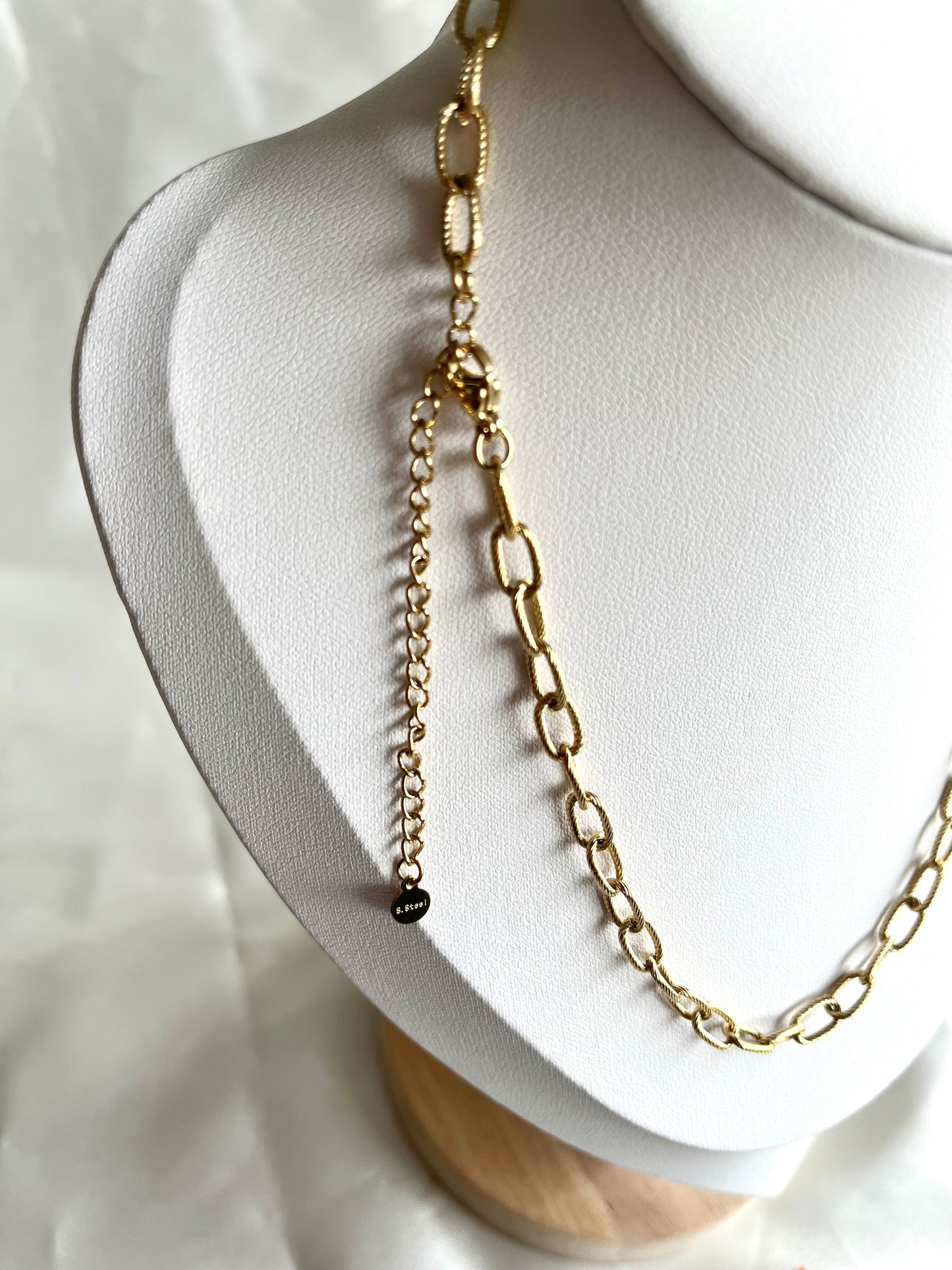 Collier doré et strass croix