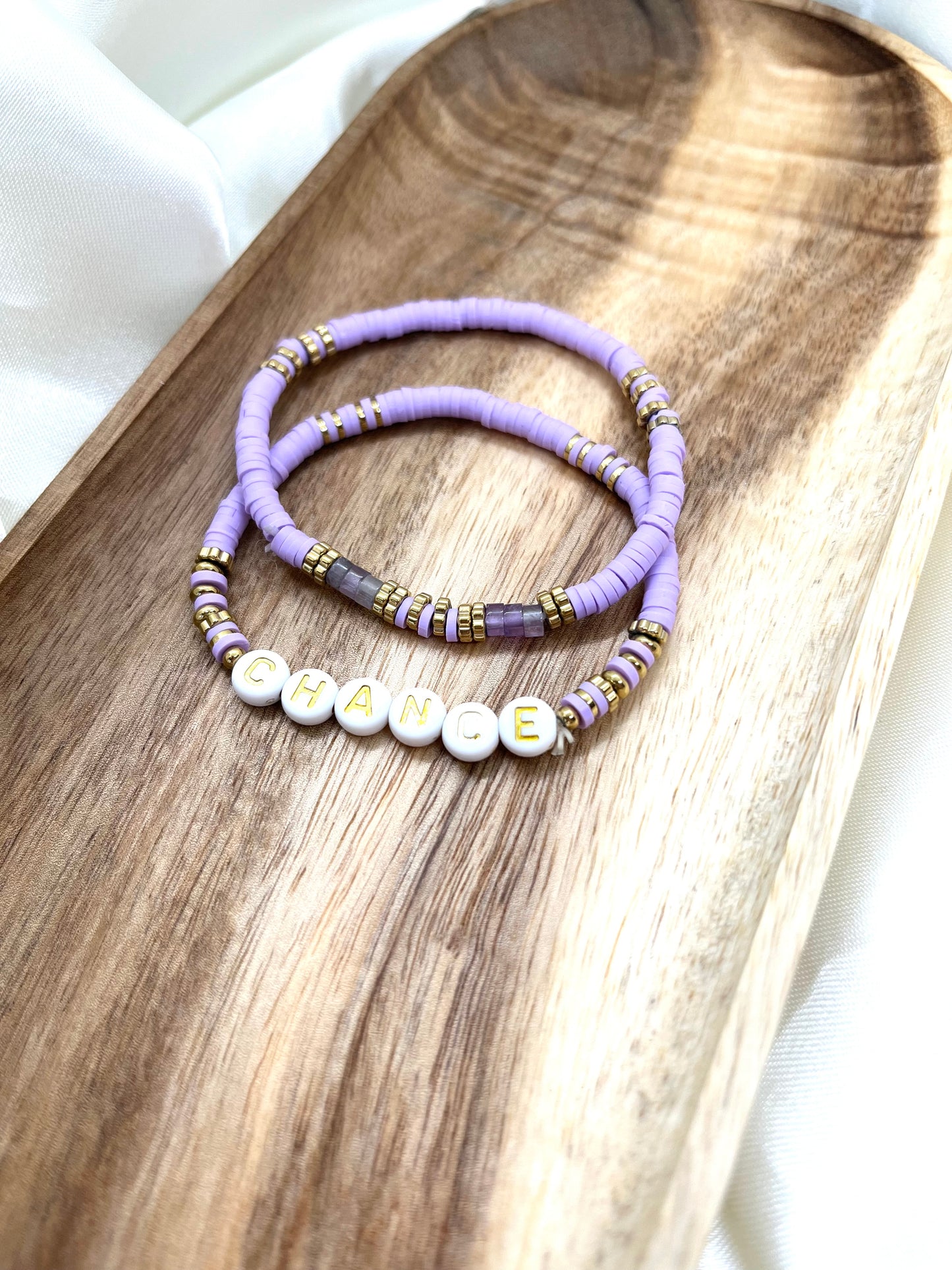 Bracelets en perles lila, blanc et doré Chance