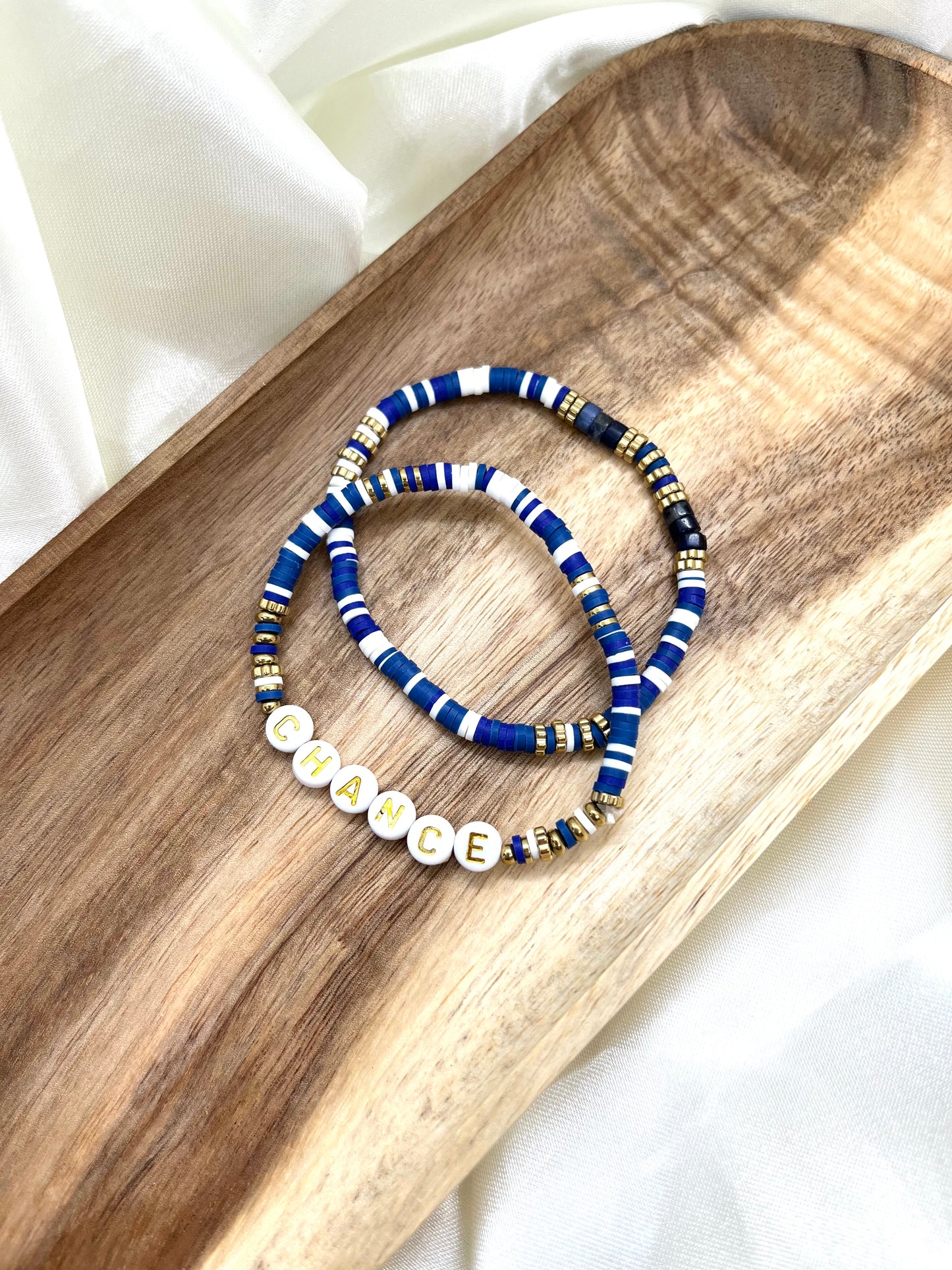 Bracelets en perles bleu, blanc et doré Chance