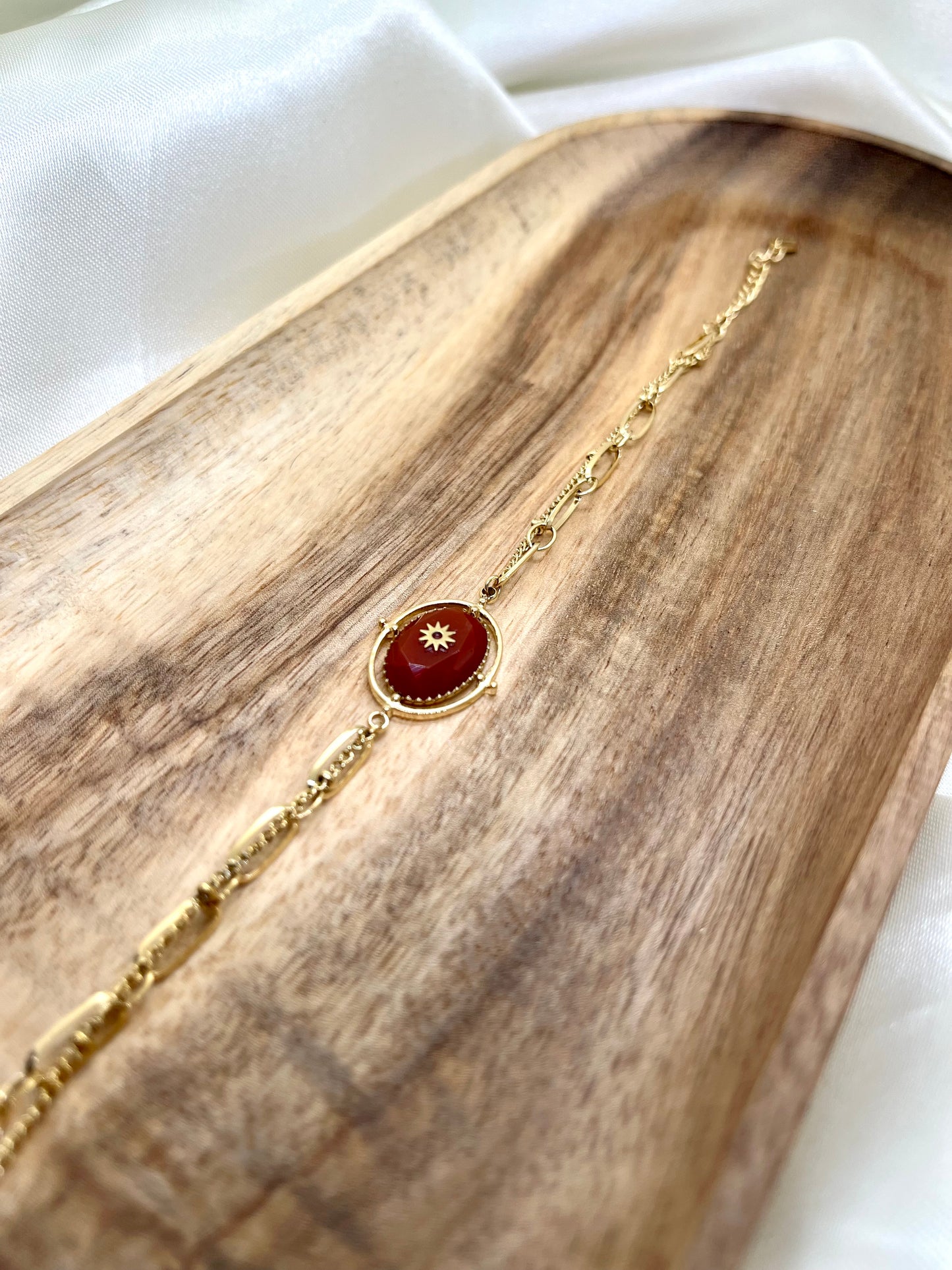 Bracelet doré et rouge bordeaux