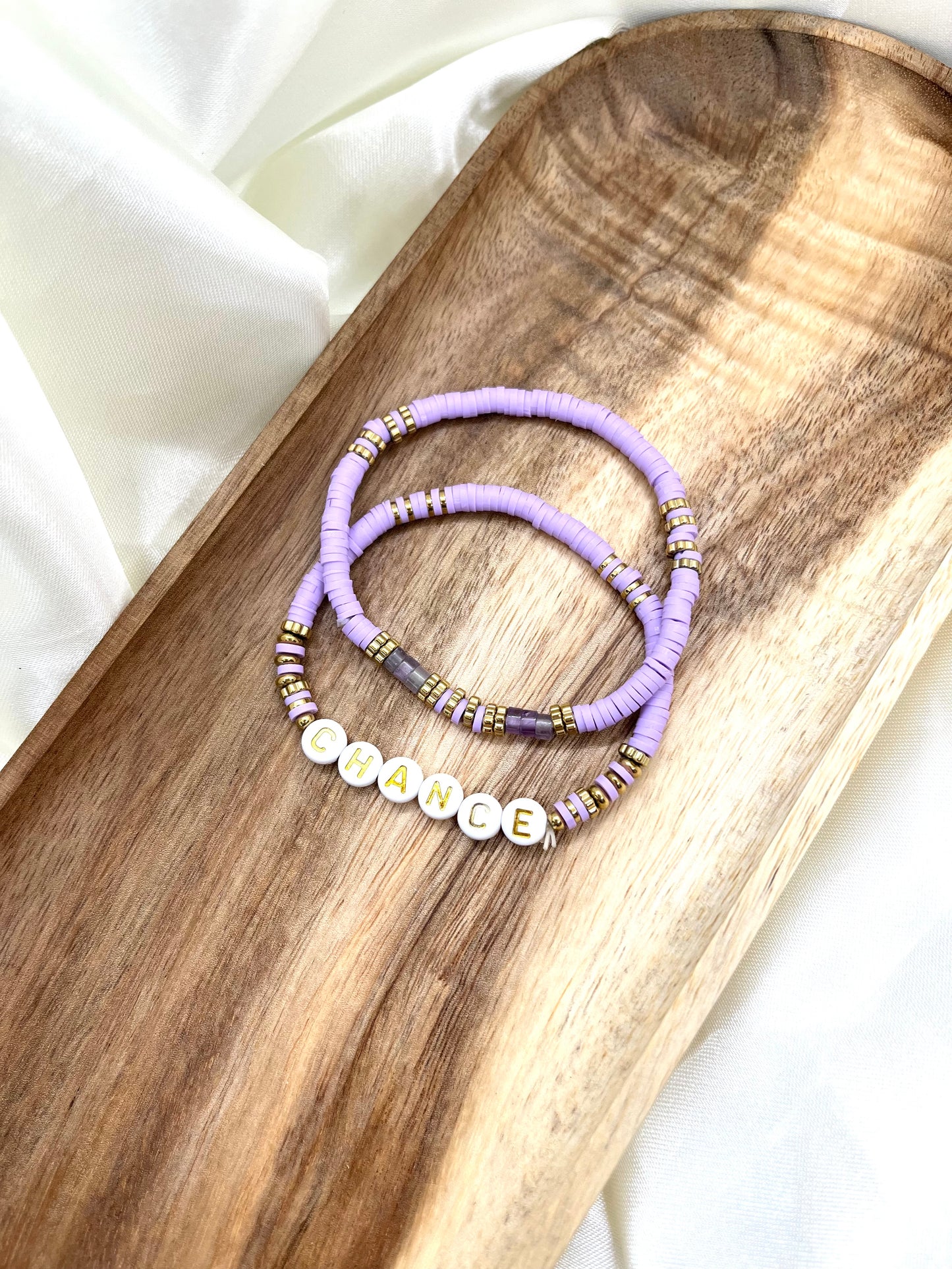 Bracelets en perles lila, blanc et doré Chance