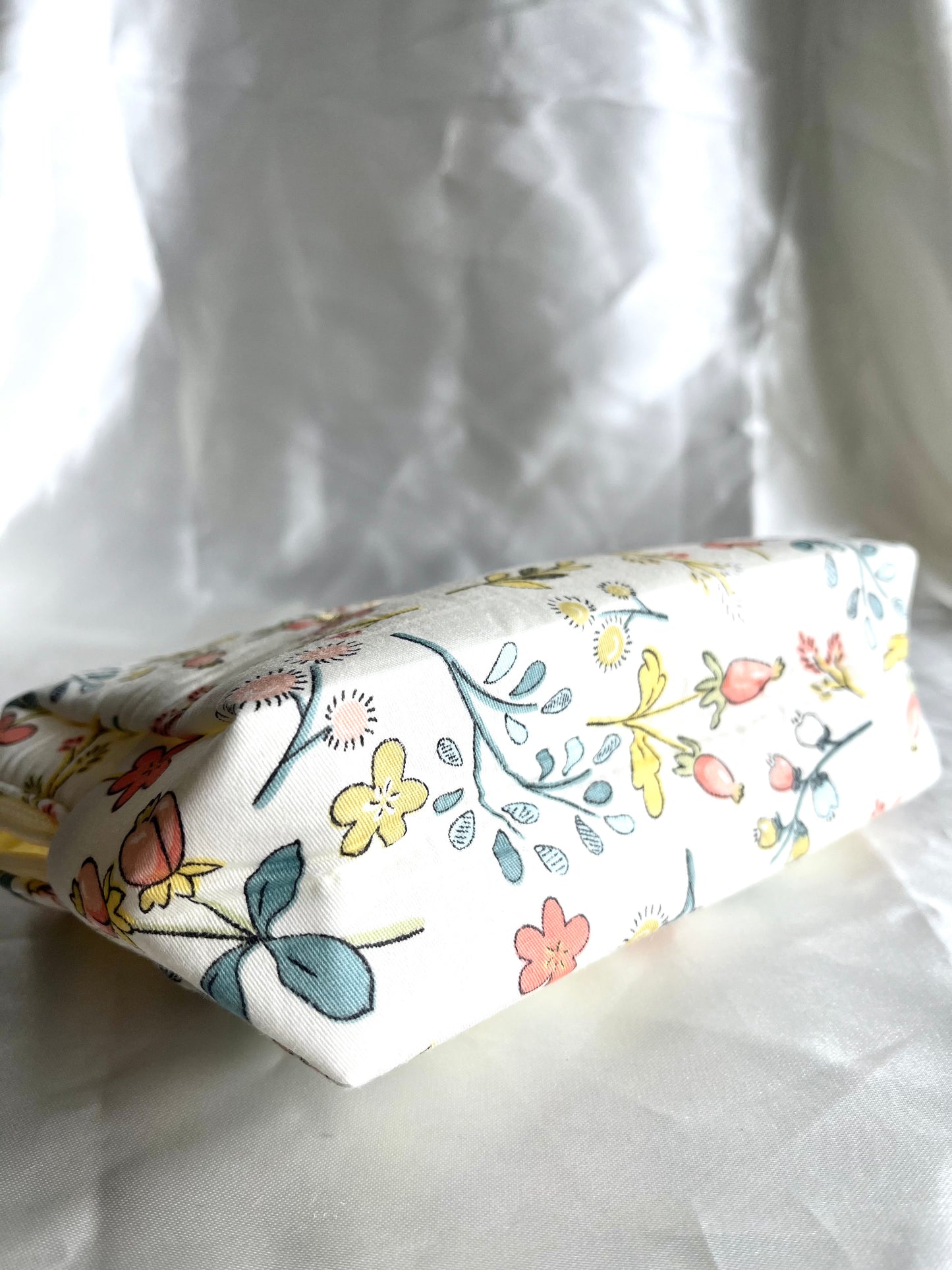Trousse blanche fleurie Amour