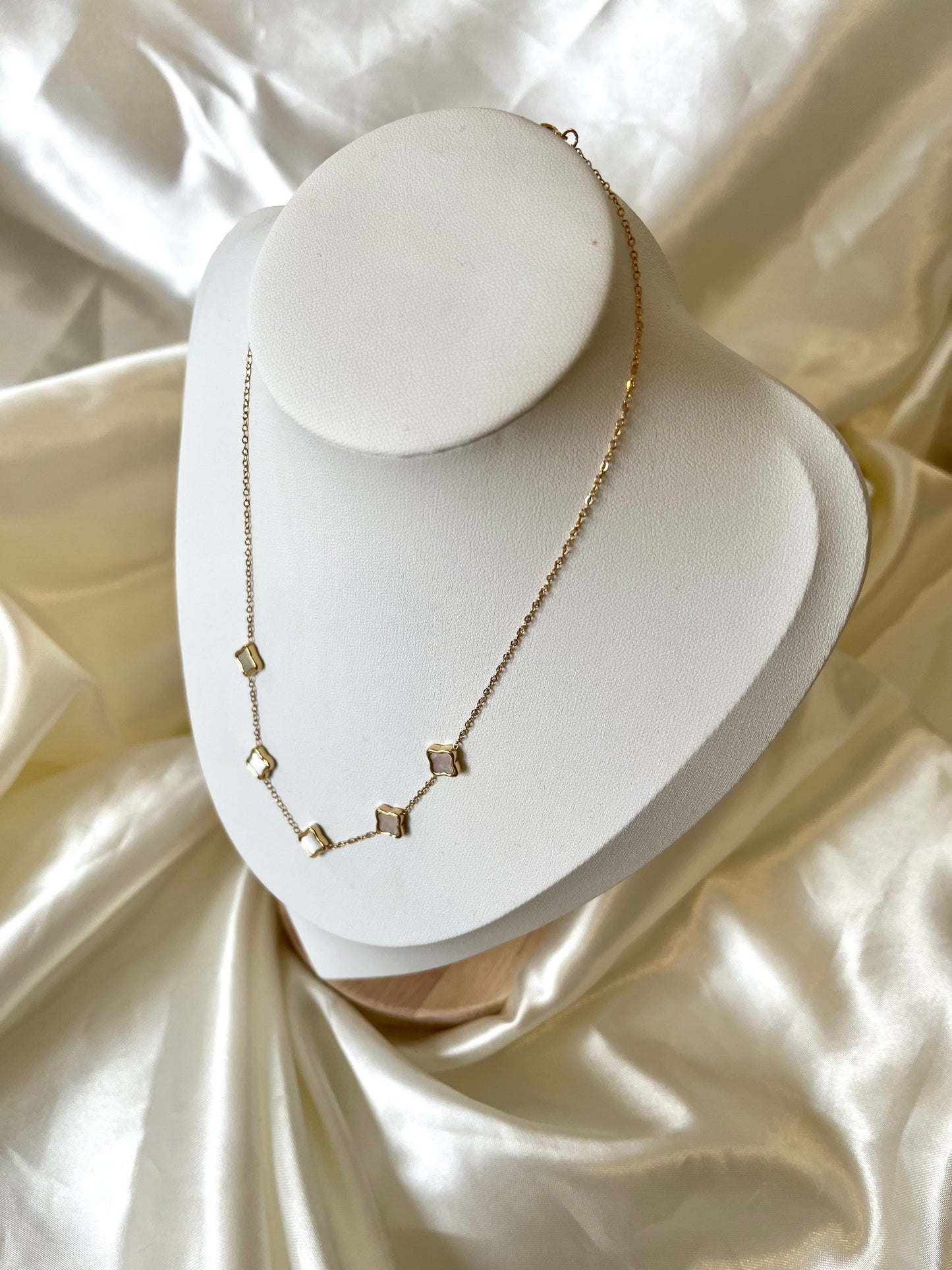 Collier doré et nacré