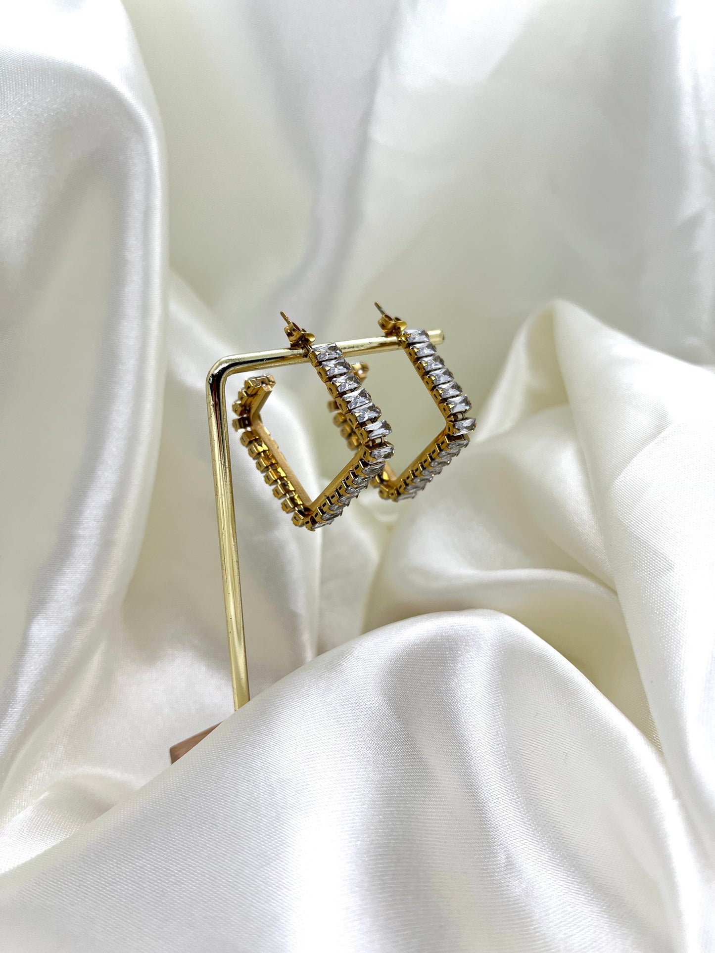 Boucles d’oreilles carré doré et strass Aurore