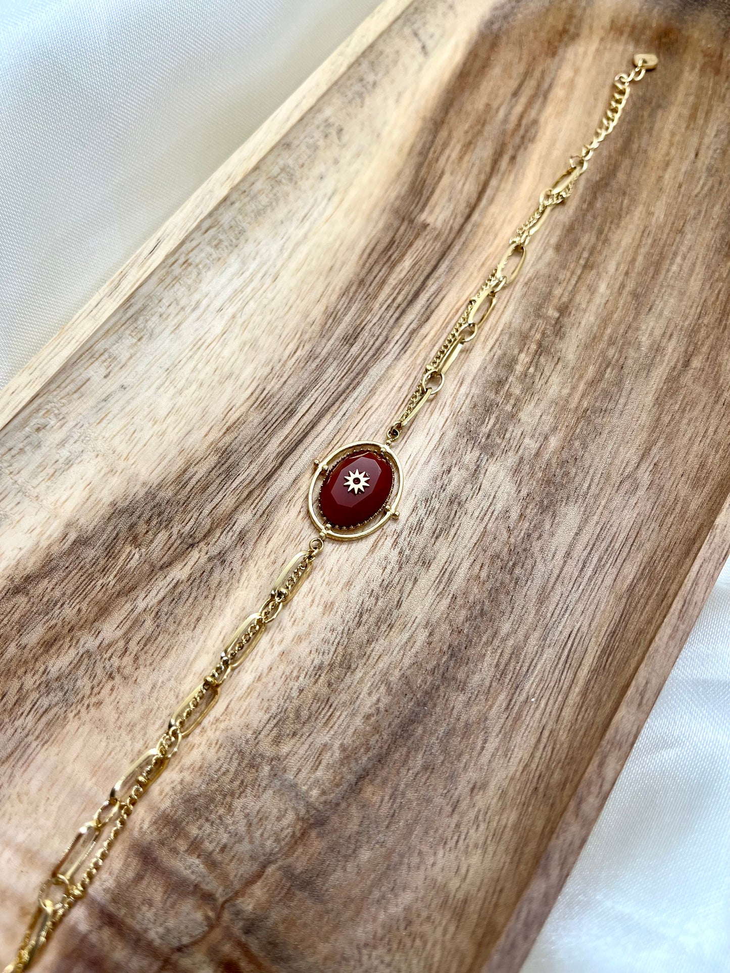 Bracelet doré et rouge bordeaux
