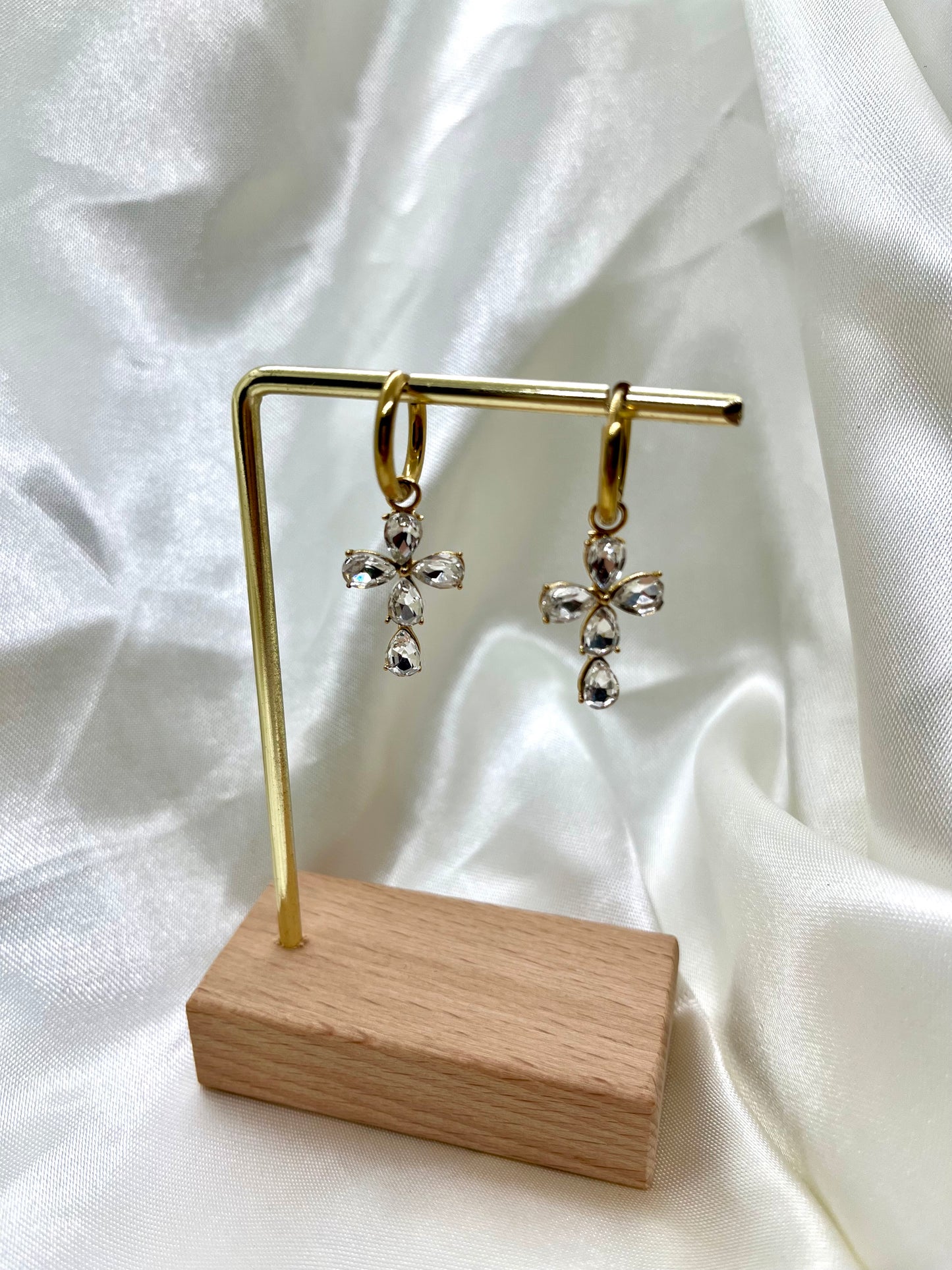 Boucles d’oreilles dorées croix strass
