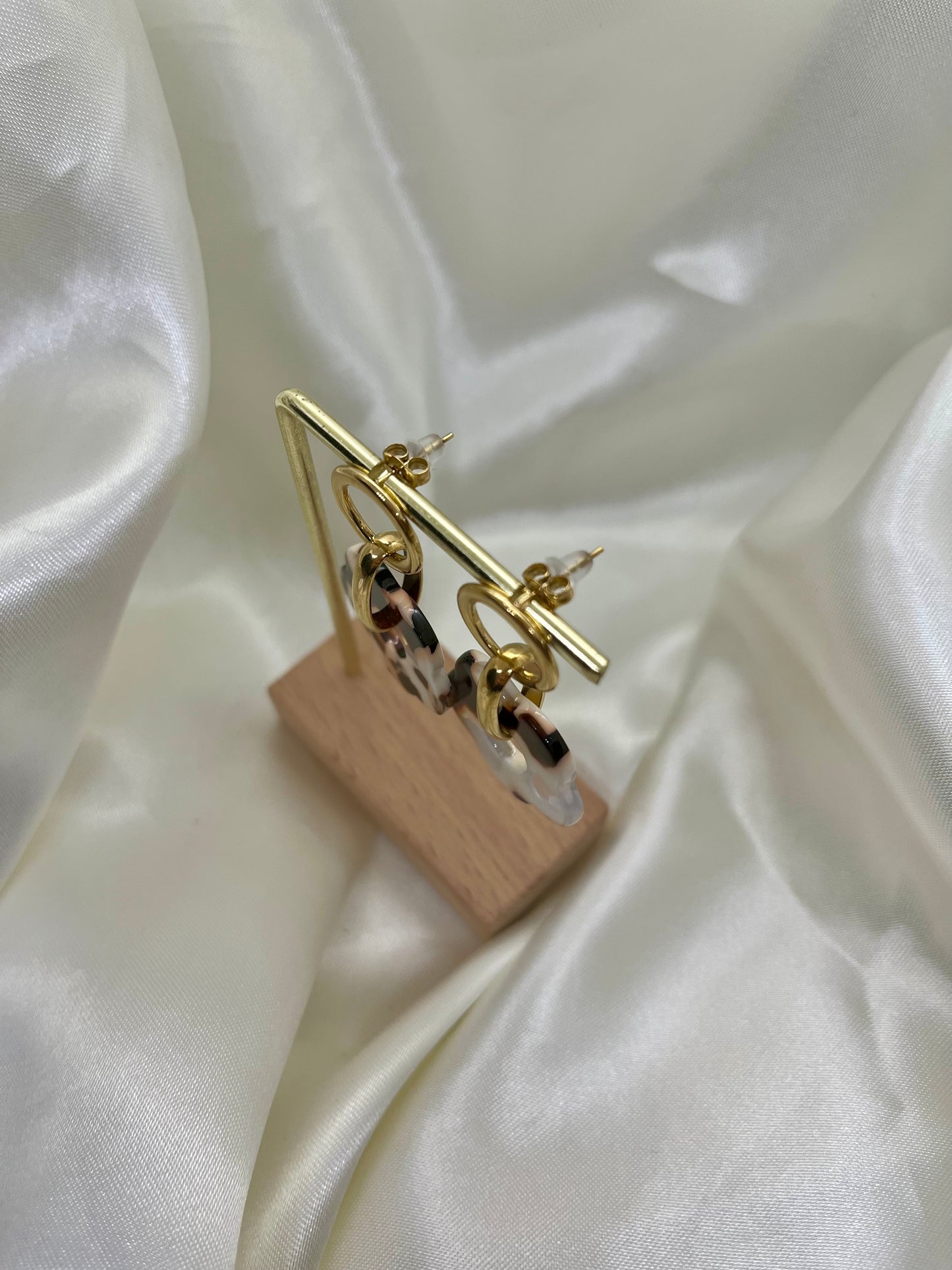 Boucles d’oreilles dorées et écailles