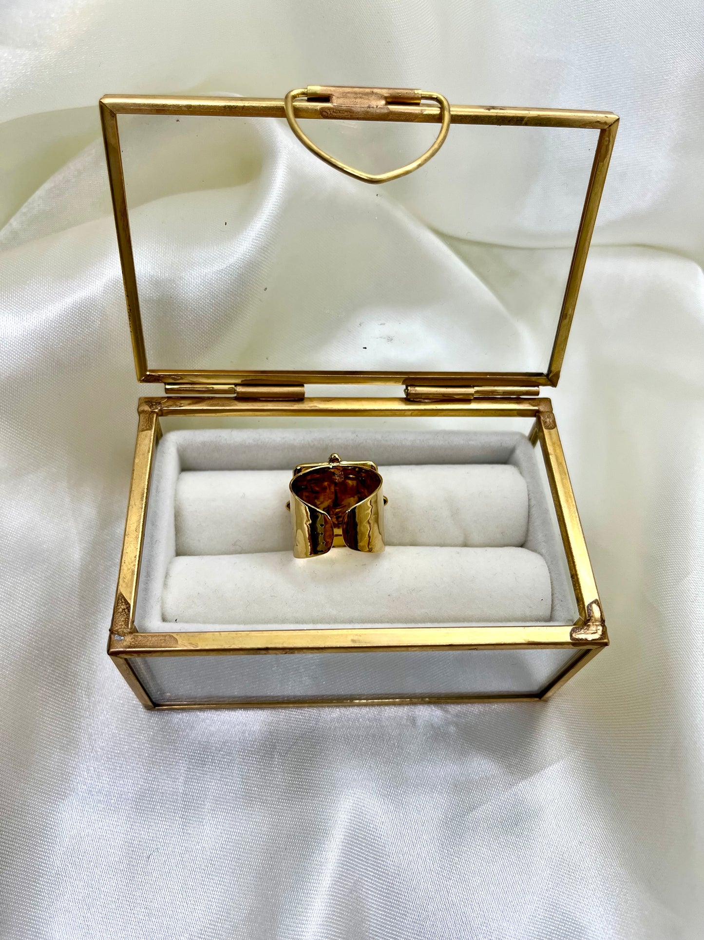Bague carrée dorée et strass