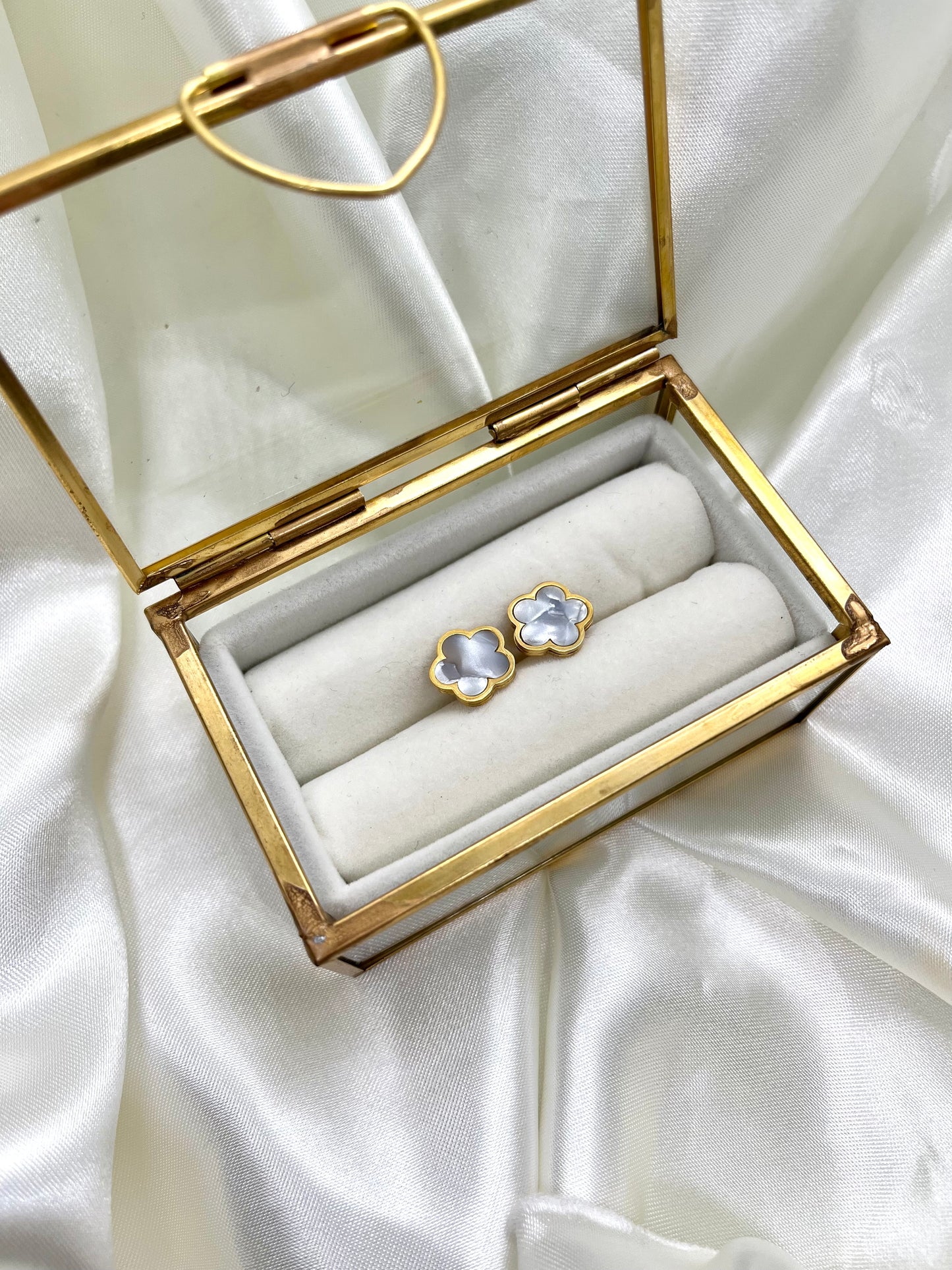 Boucles d’oreilles doré et nacré petites fleurs