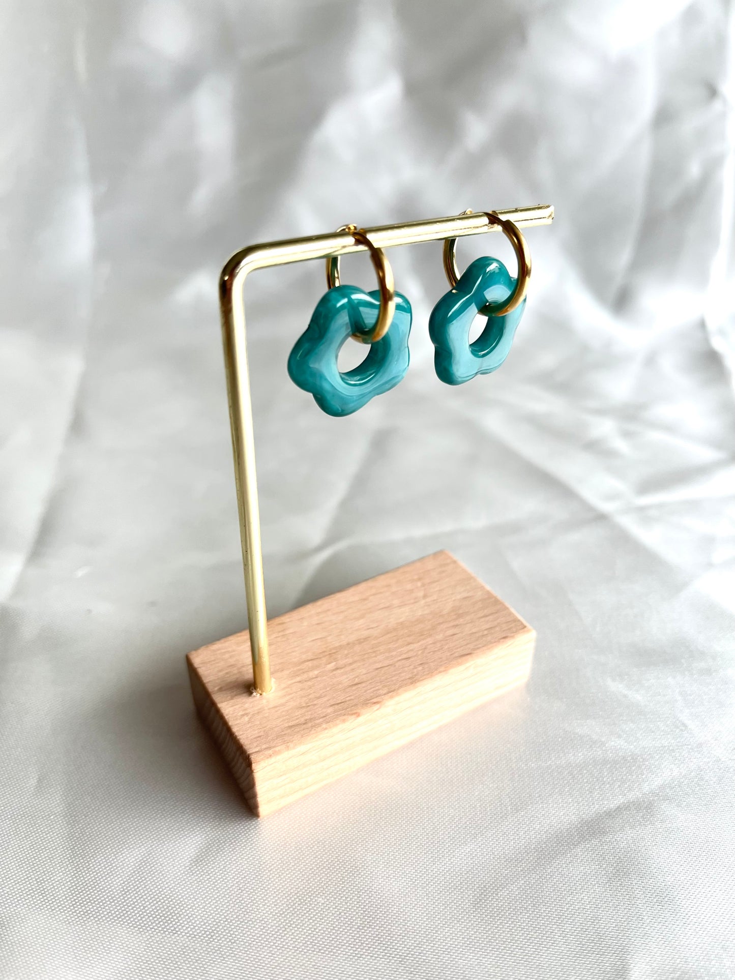 Boucles d’oreilles doré et fleur bleu canard