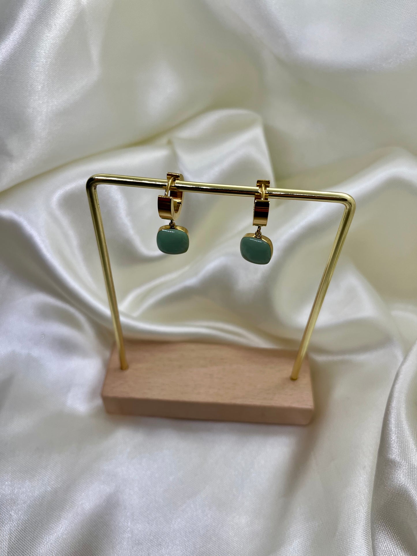 Boucles d’oreilles anneaux doré et carré vert